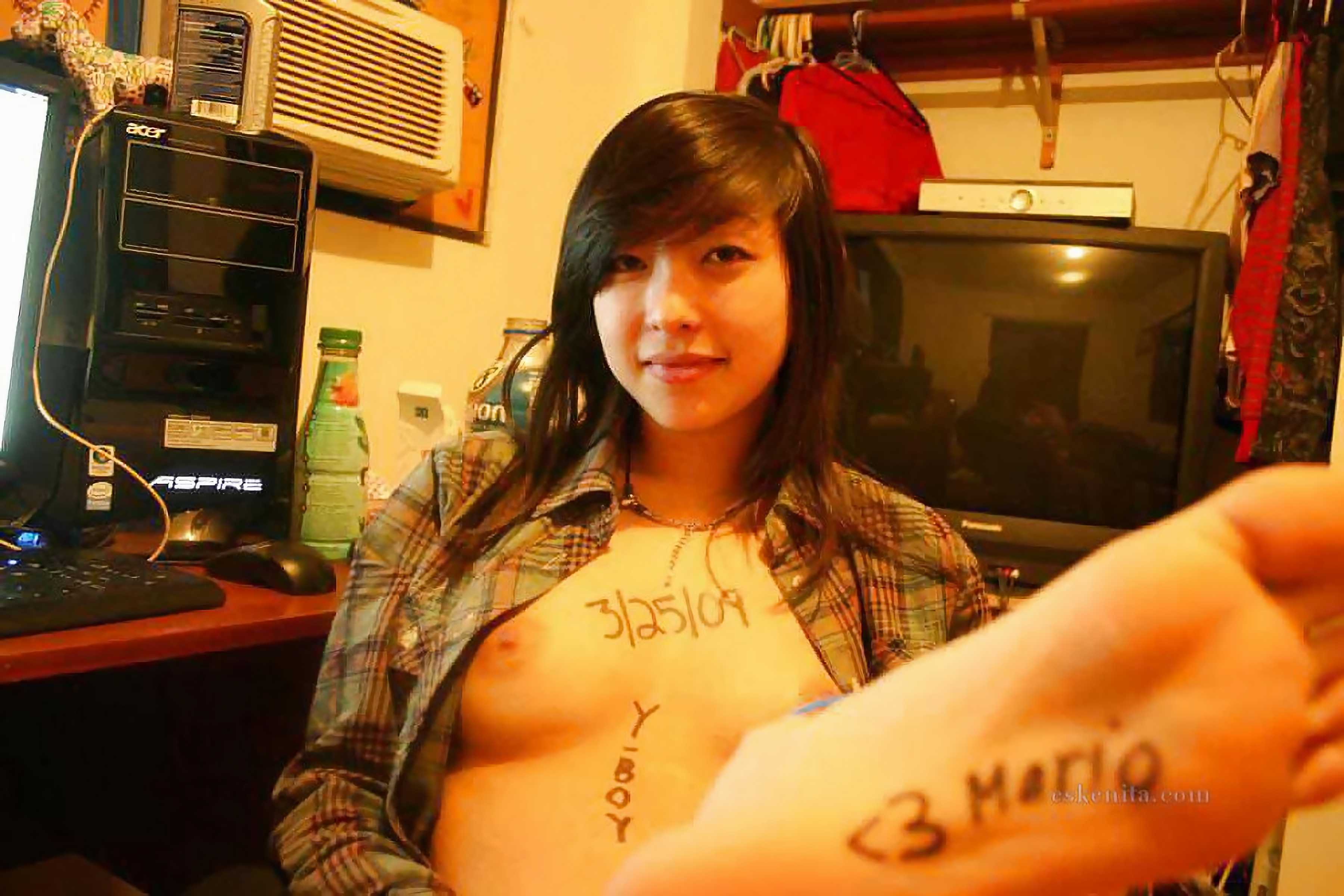 Asian slut Deira loves sucking cock