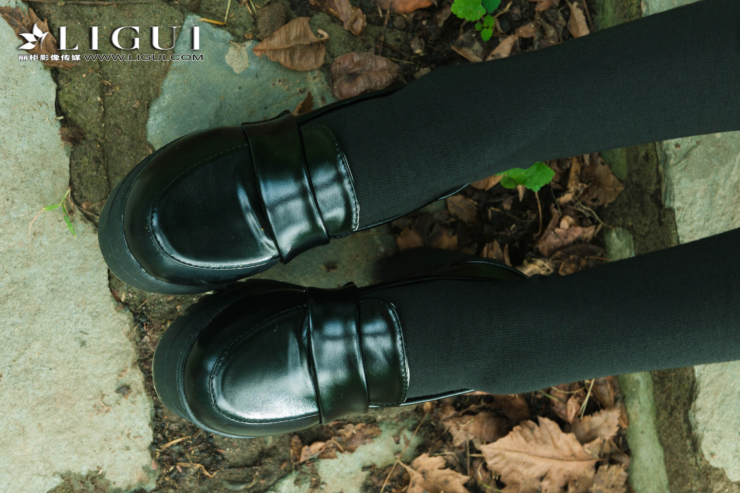 pretty lady dirty feet 85