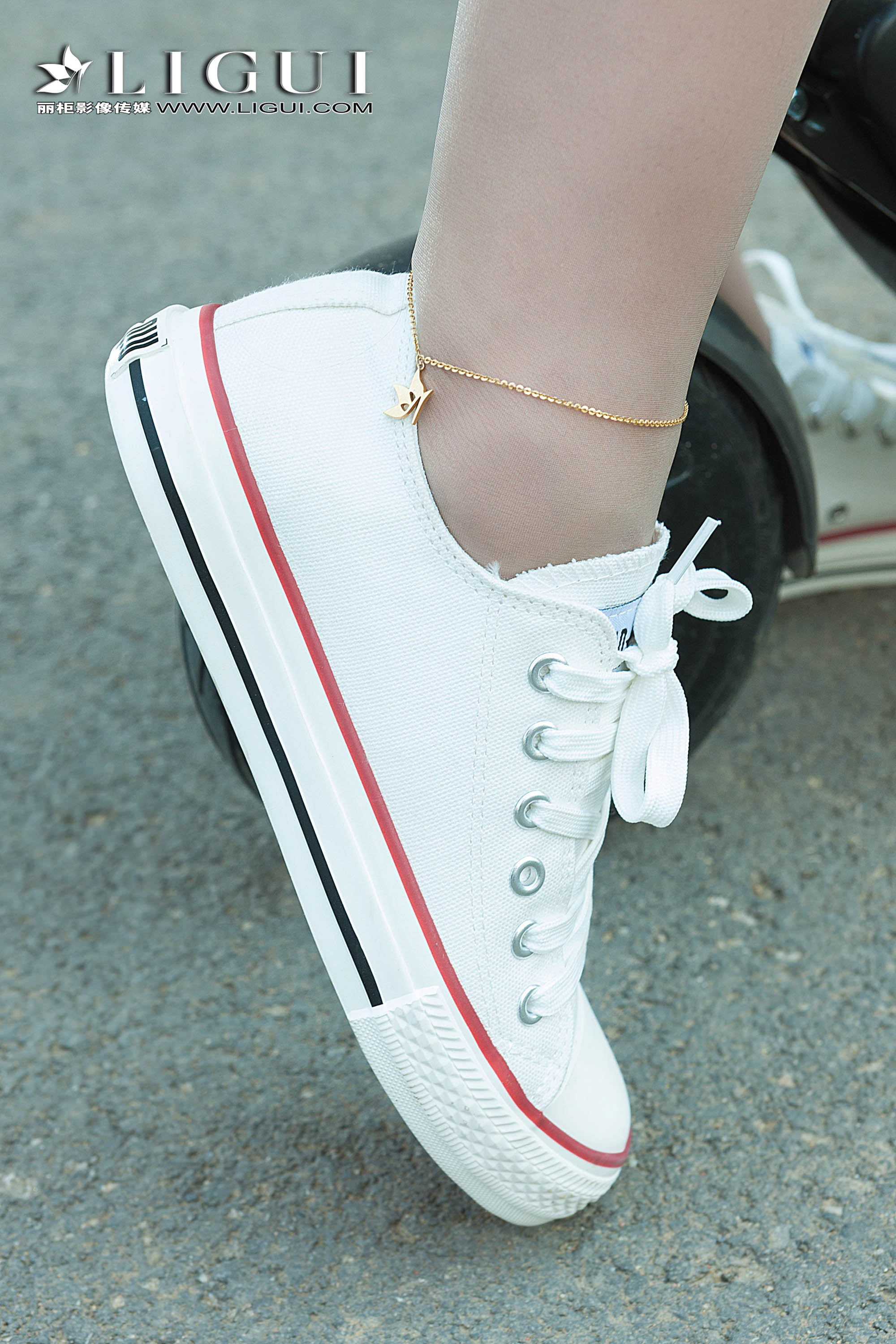 pretty lady dirty feet 90