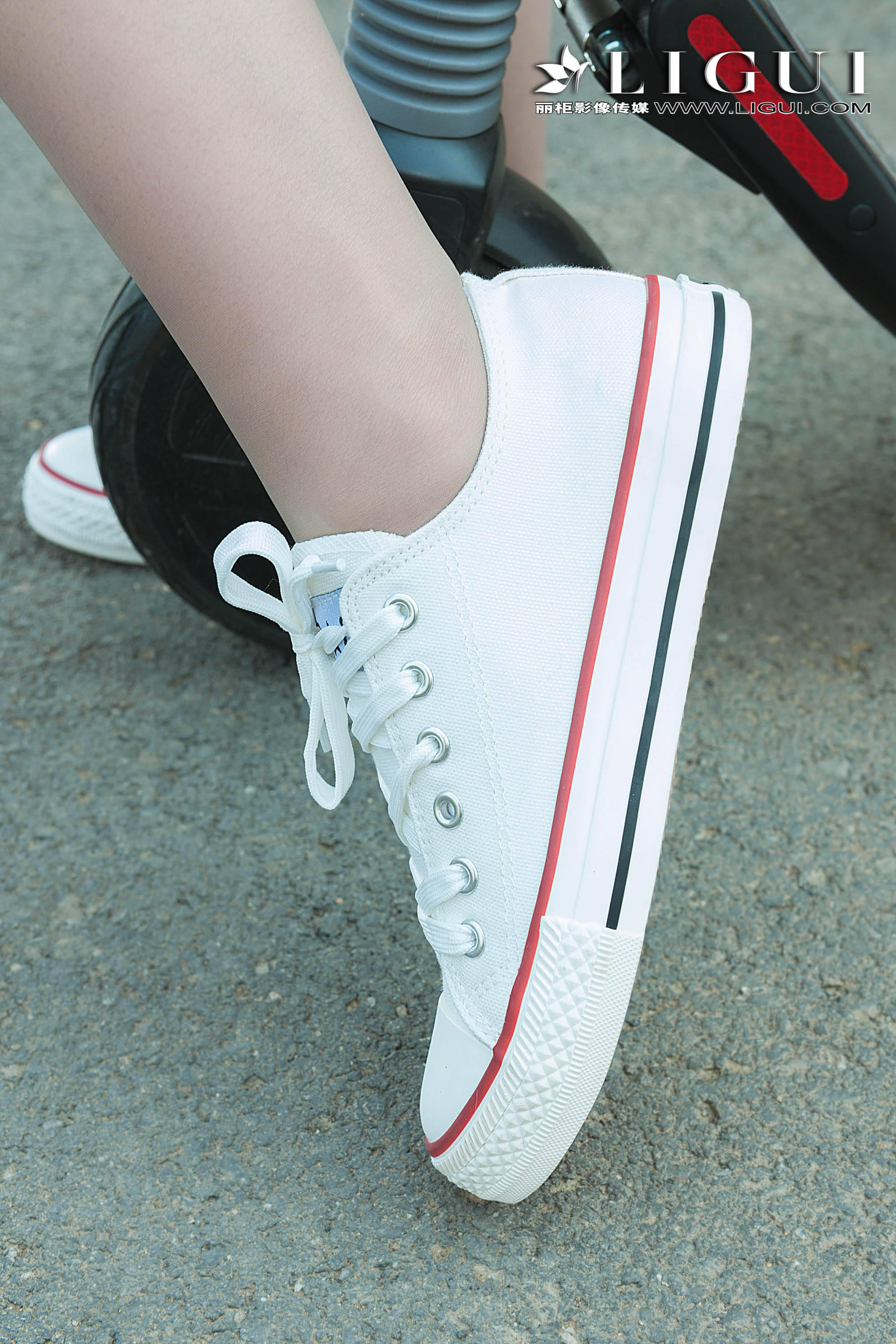 pretty lady dirty feet 90