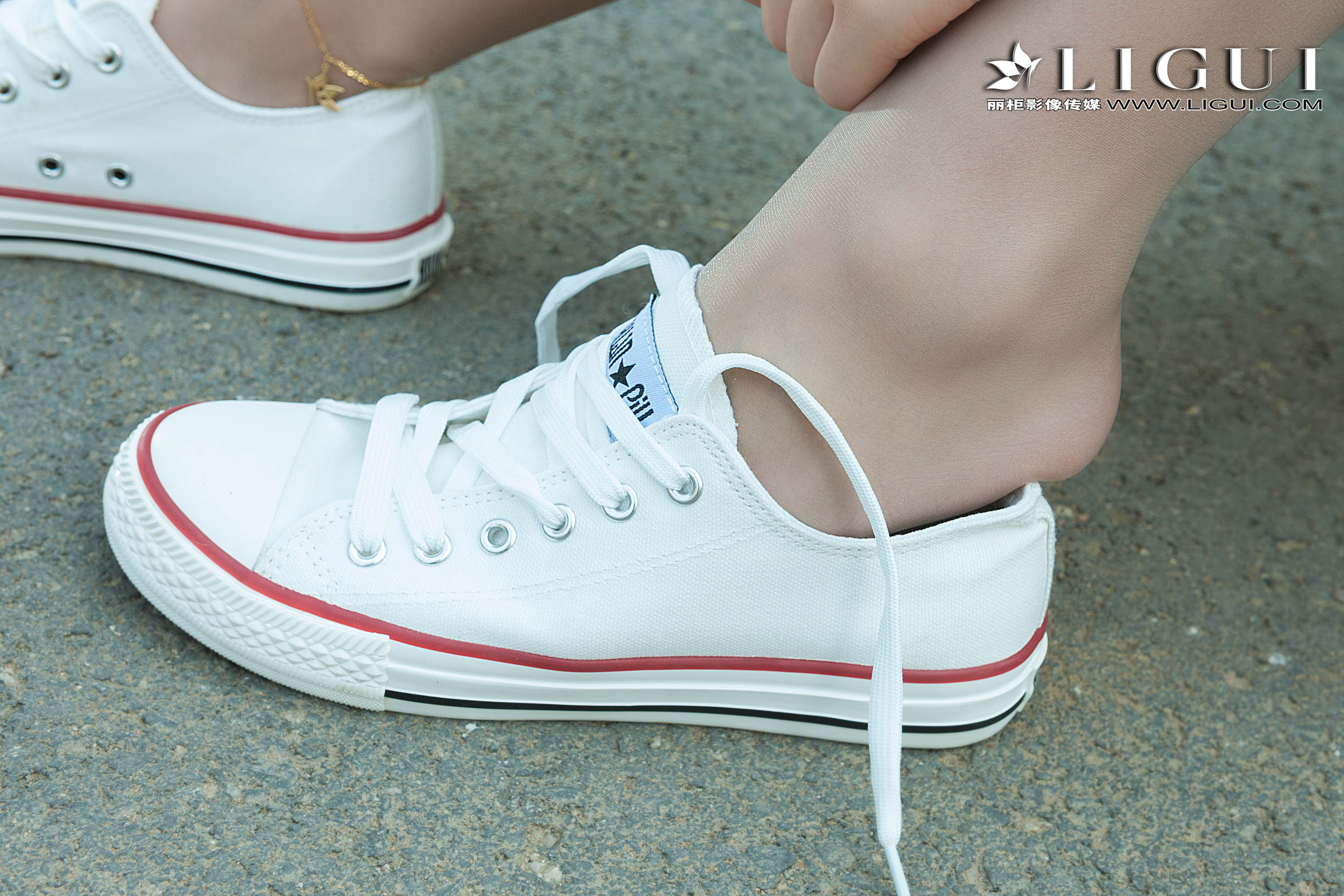 pretty lady dirty feet 90