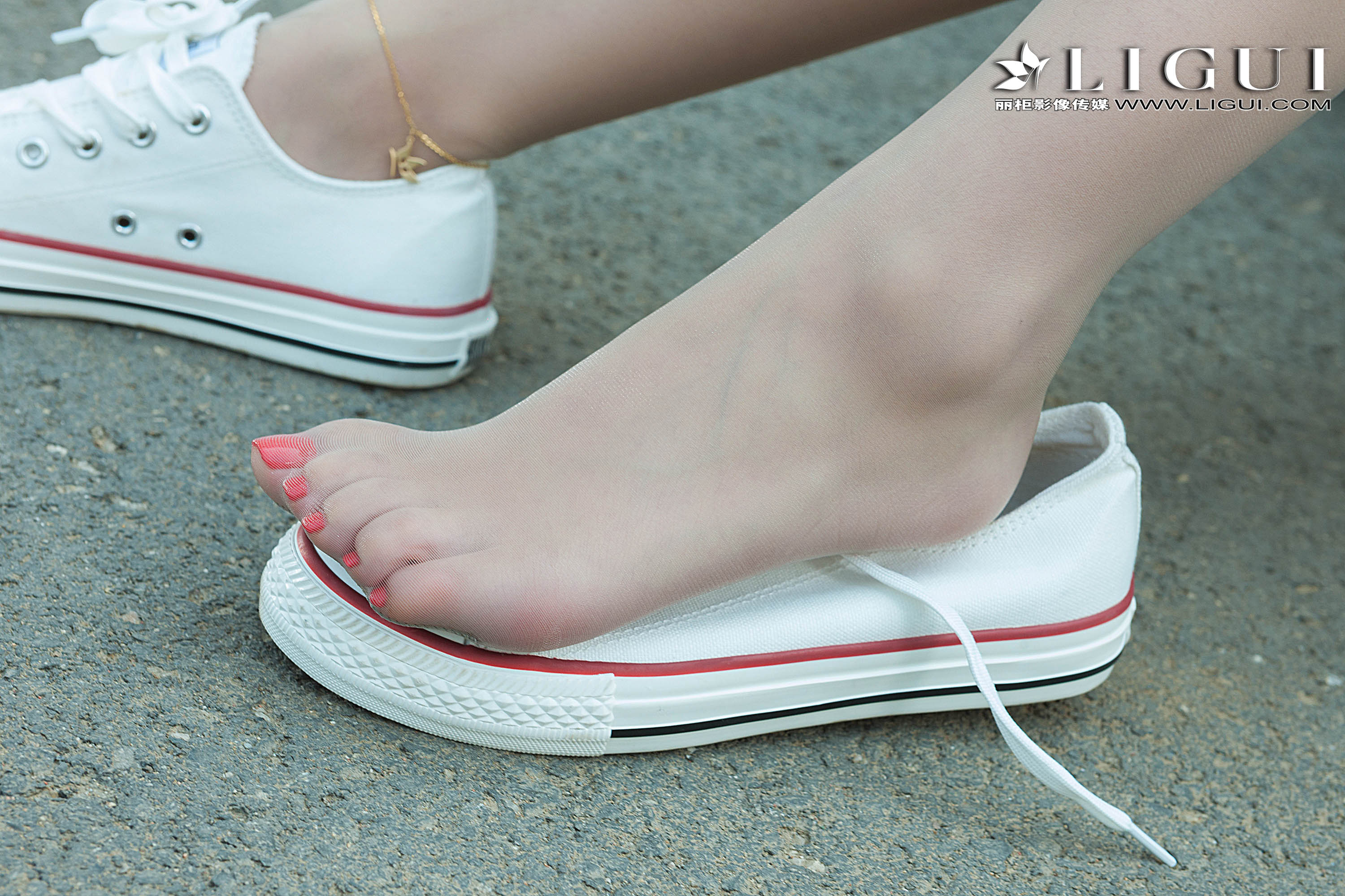 pretty lady dirty feet 90