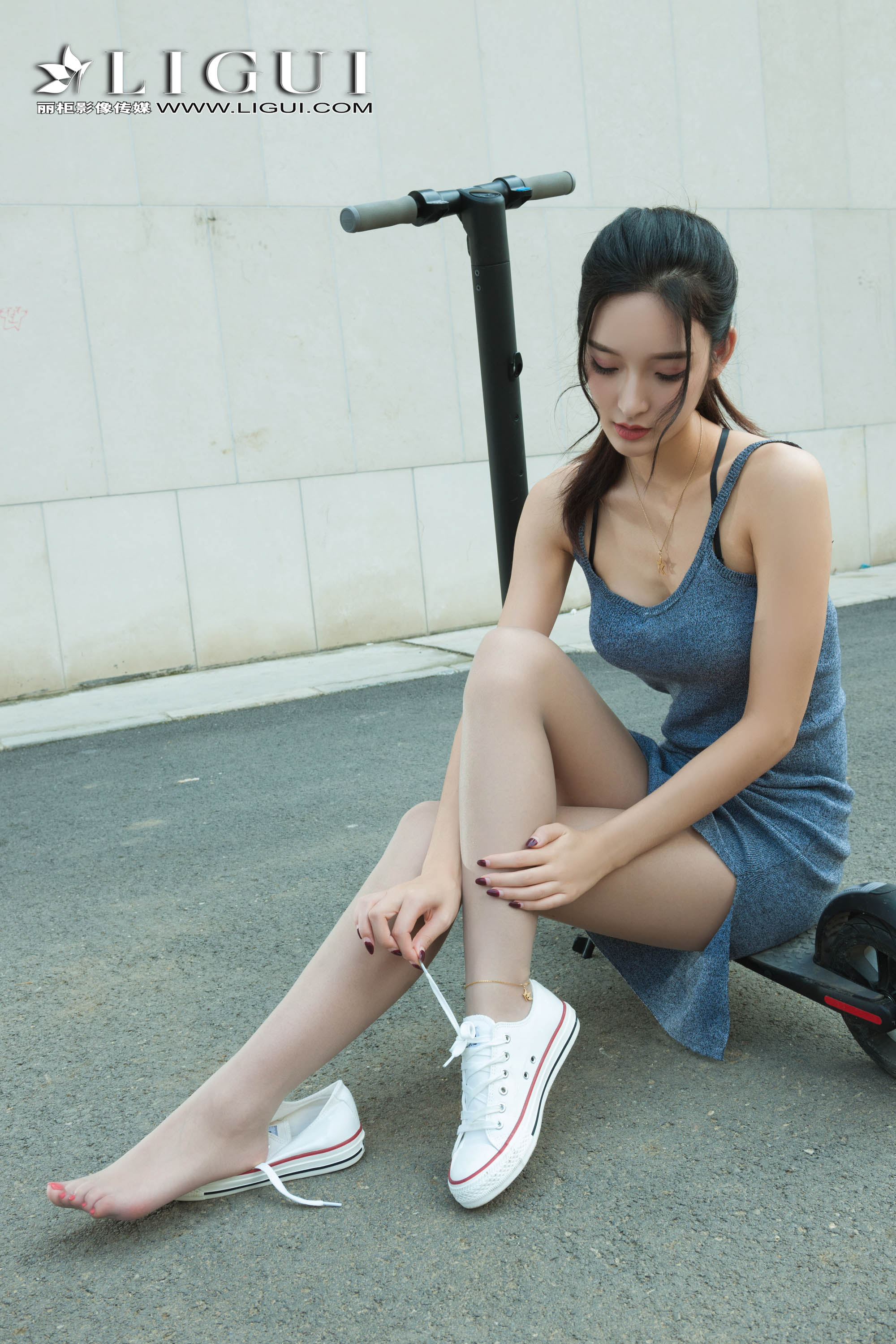 pretty lady dirty feet 90