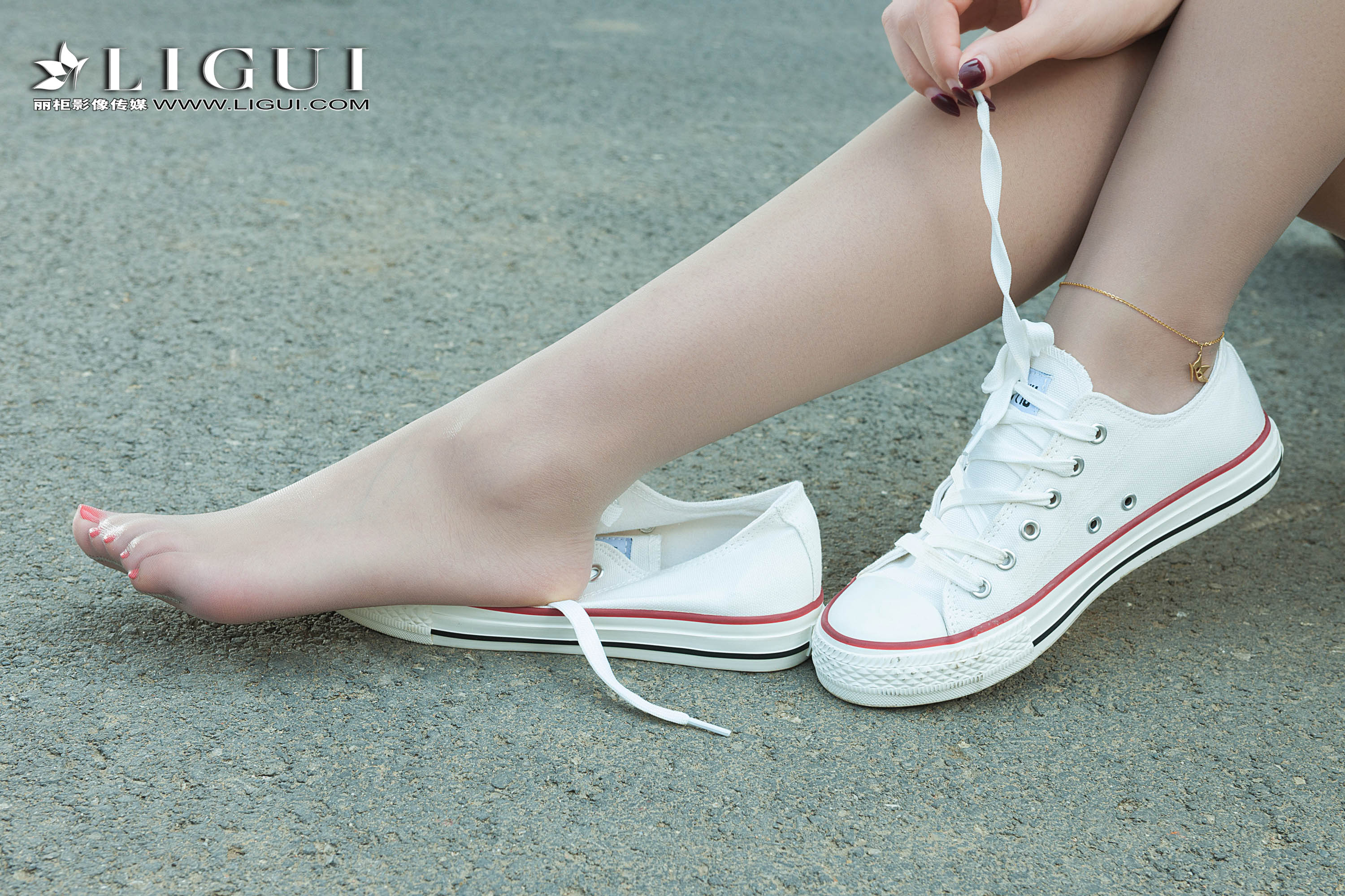 pretty lady dirty feet 90