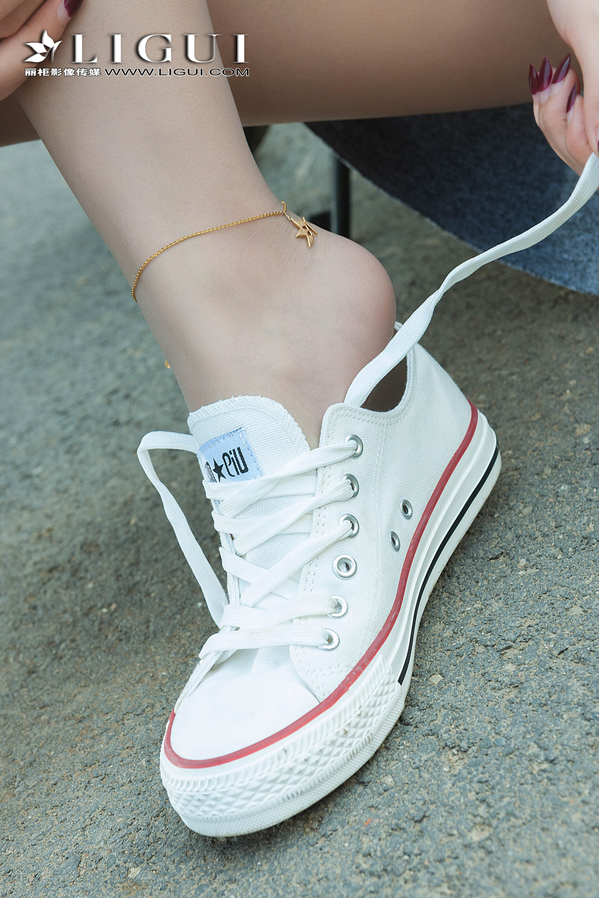 pretty lady dirty feet 90