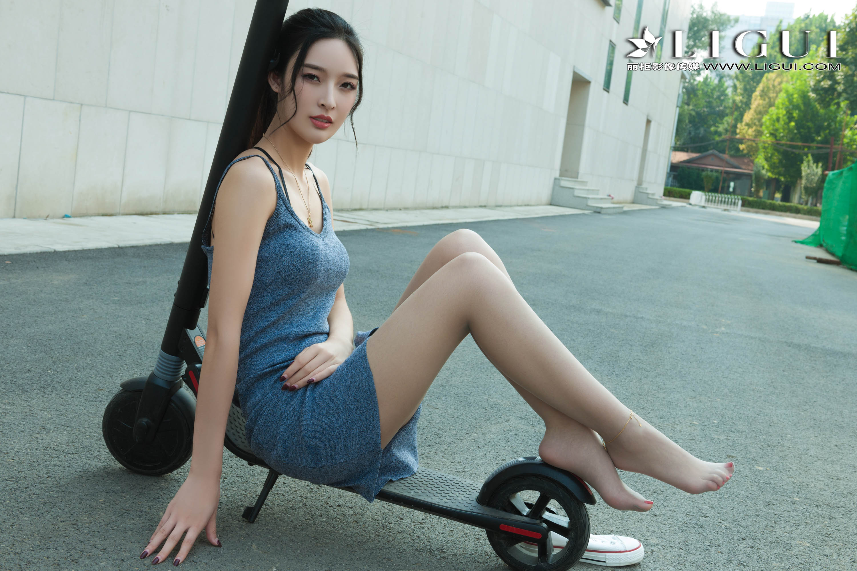 pretty lady dirty feet 90