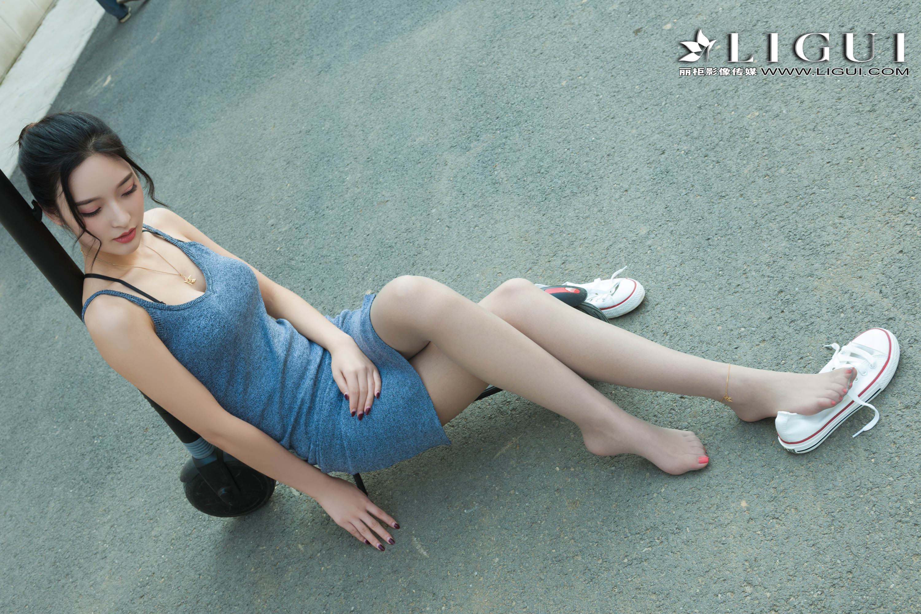 pretty lady dirty feet 90