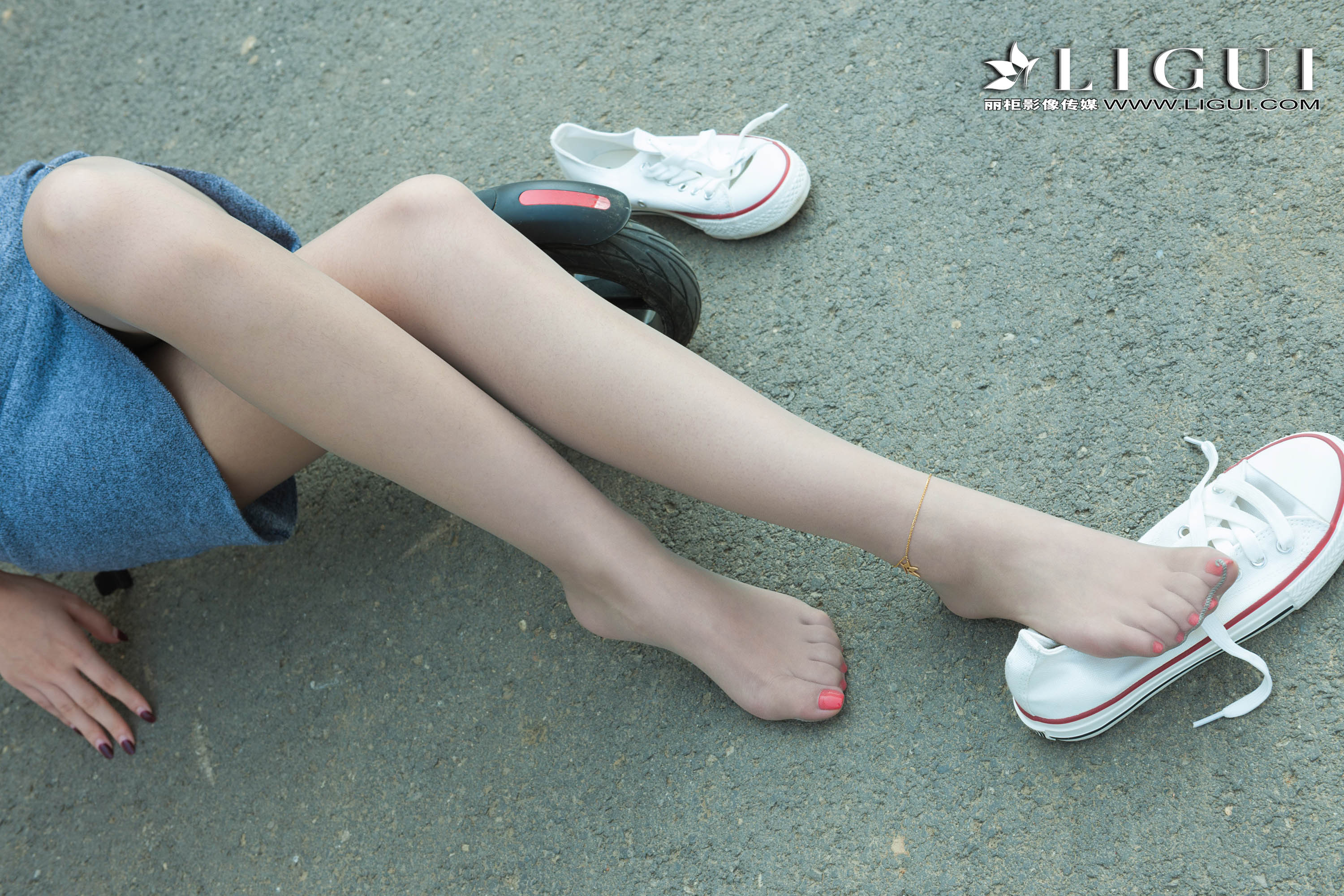 pretty lady dirty feet 90