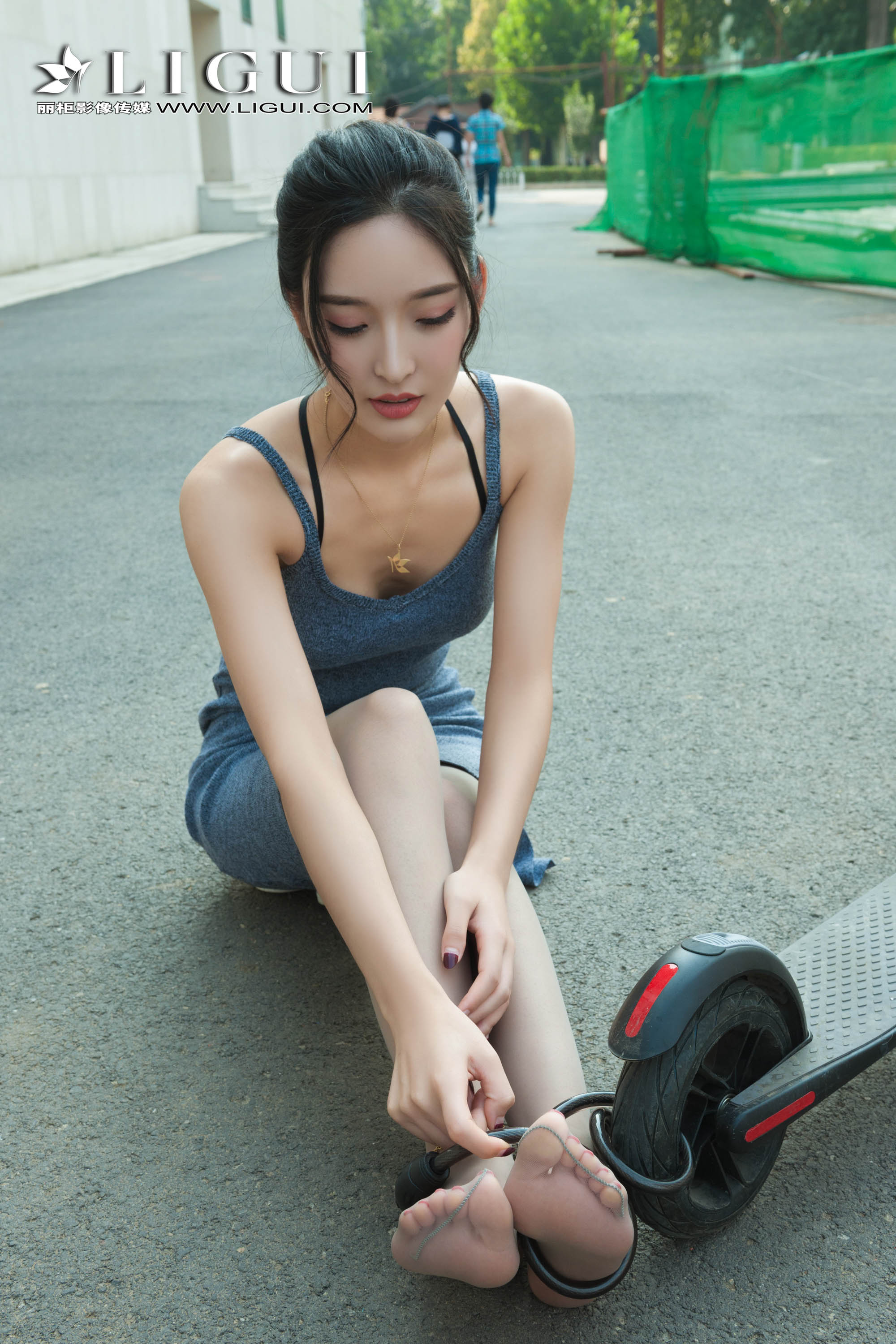 pretty lady dirty feet 90