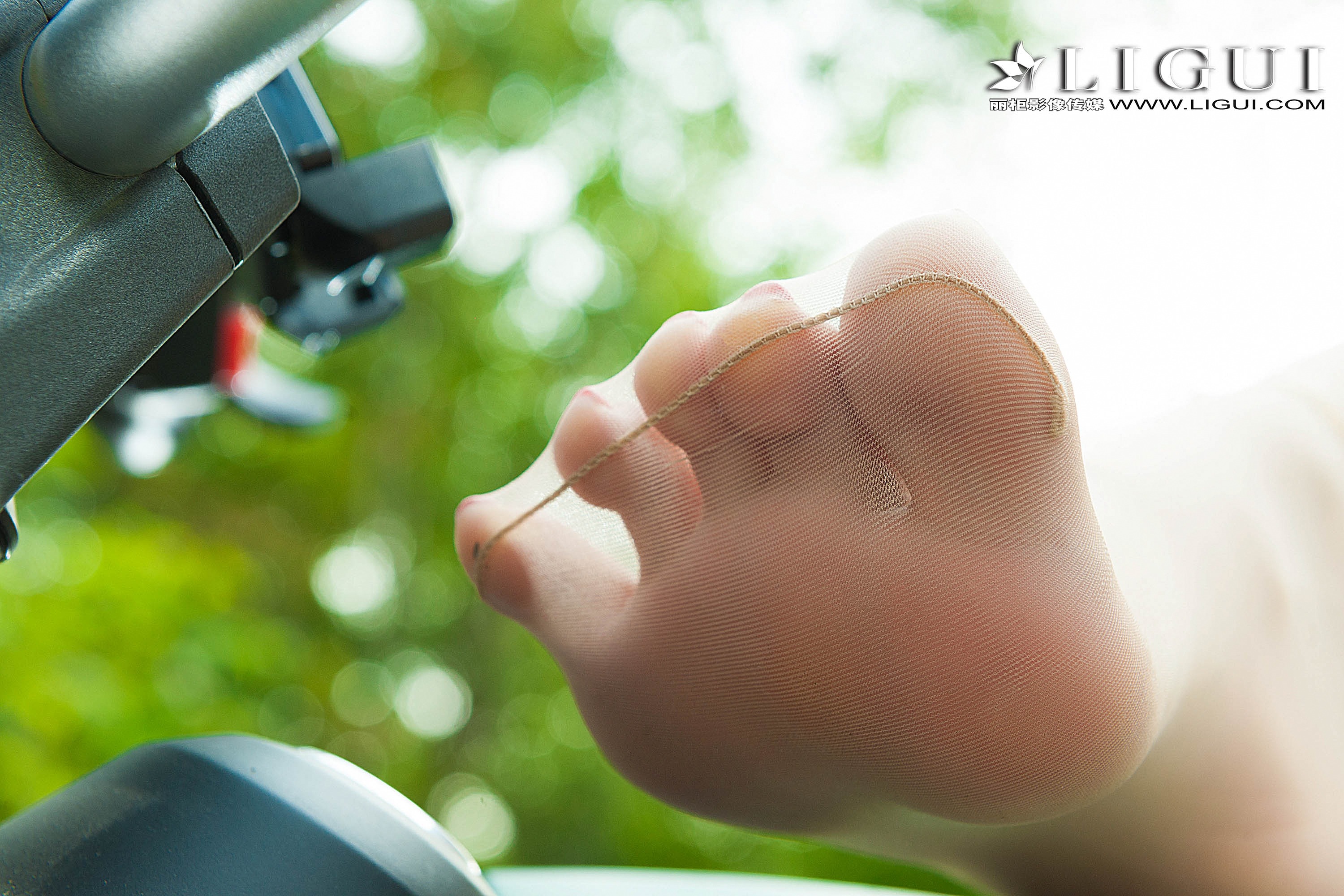 pretty lady dirty feet 92