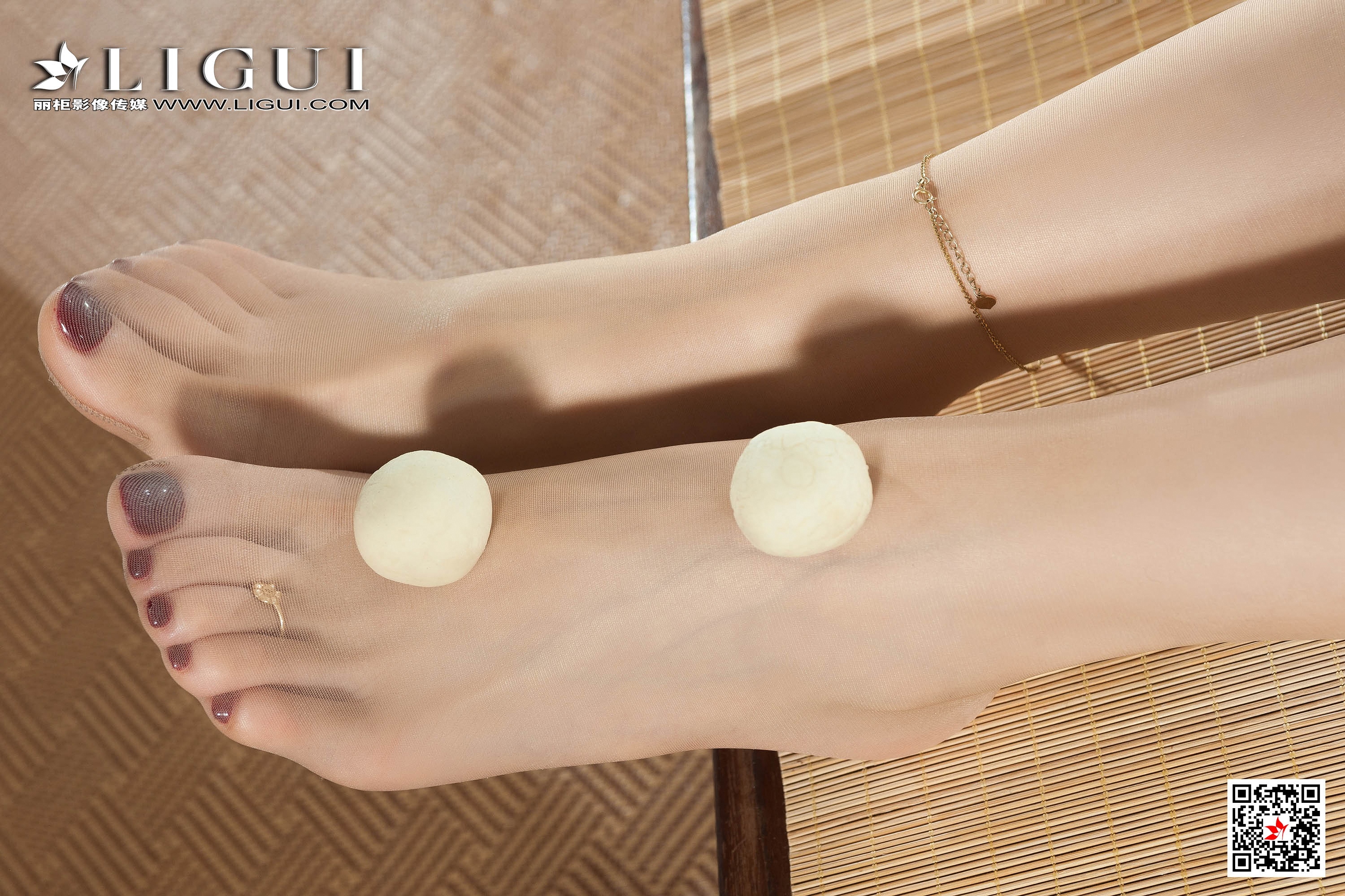 pretty lady dirty feet 98