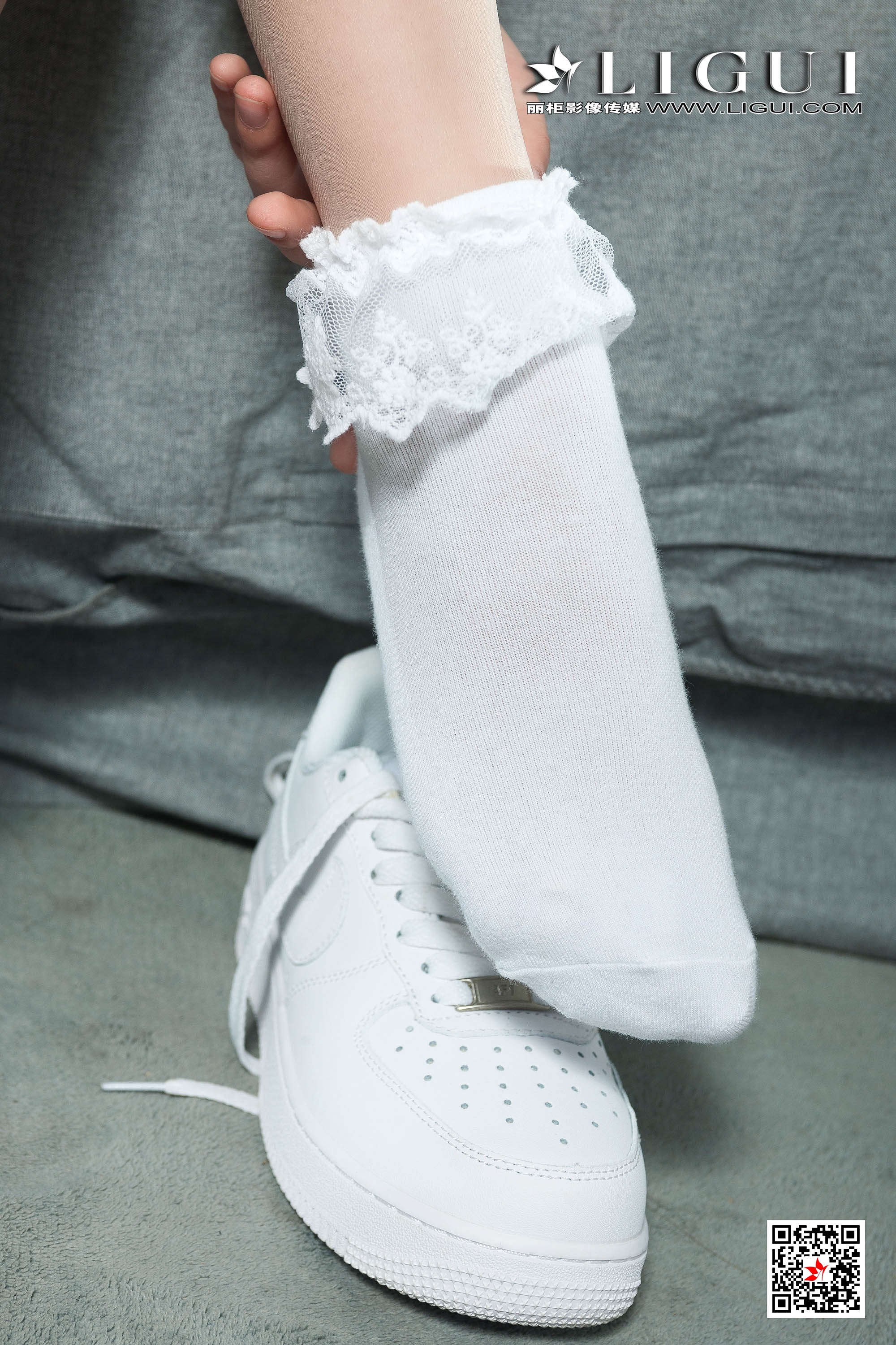 pretty lady dirty feet 103