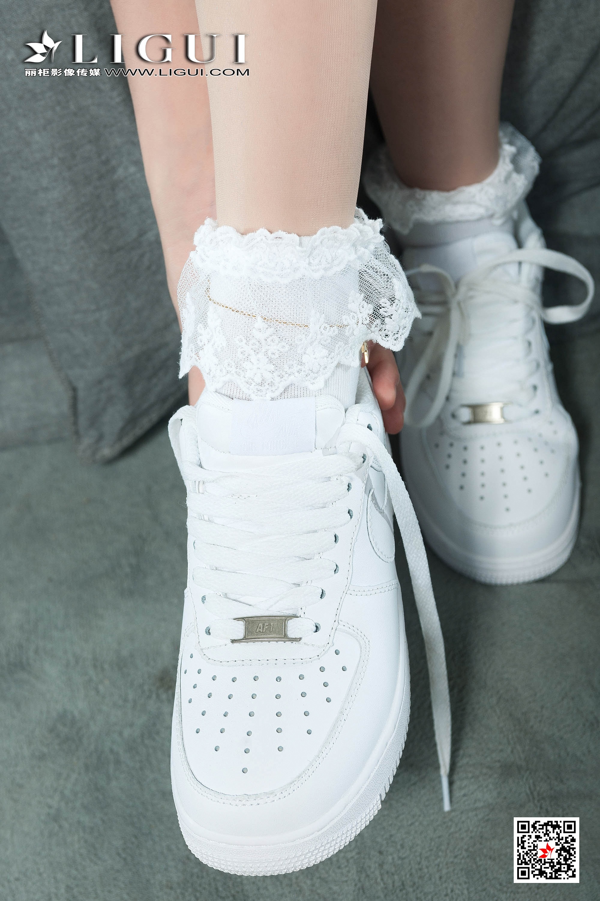 pretty lady dirty feet 103