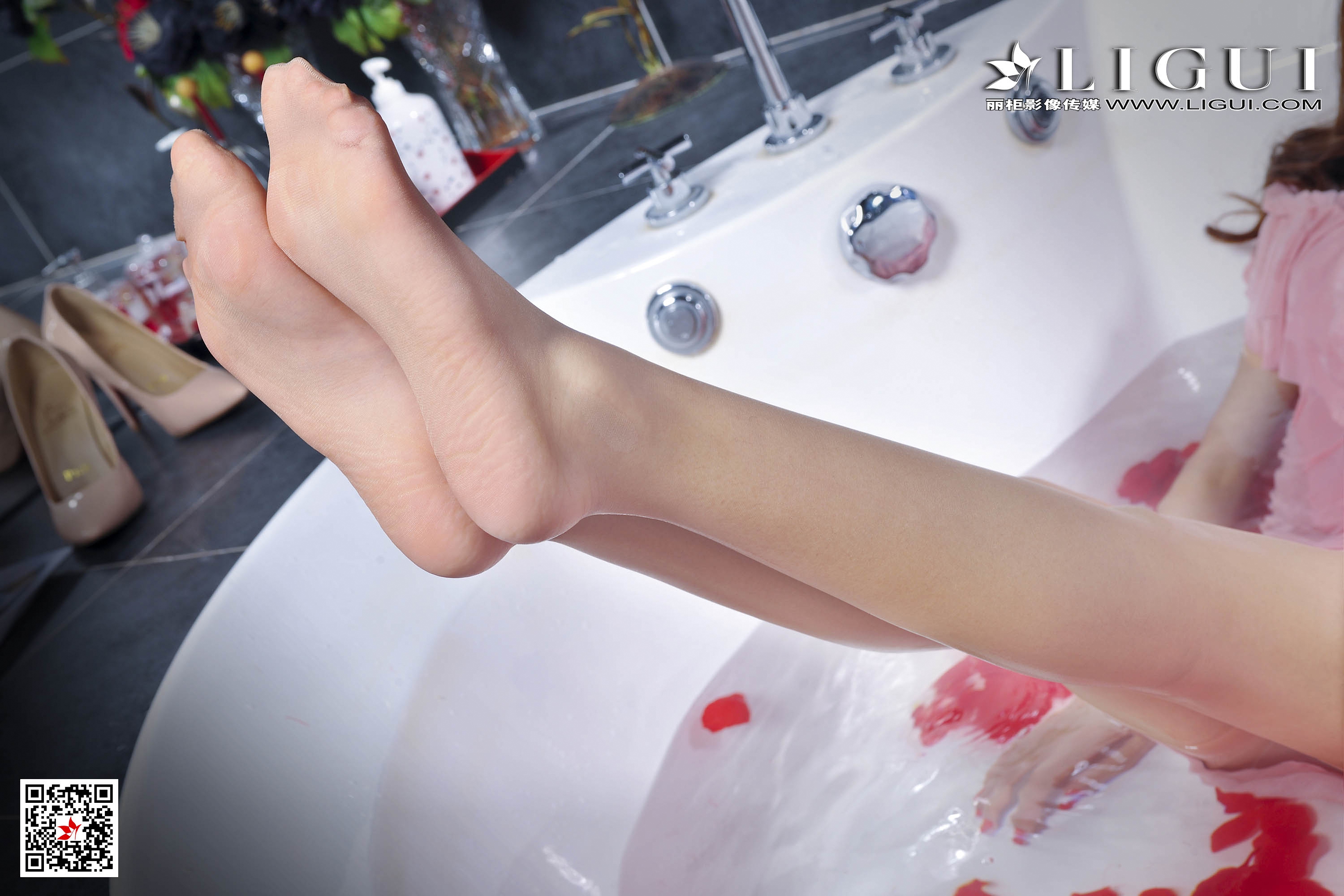 pretty lady dirty feet 124