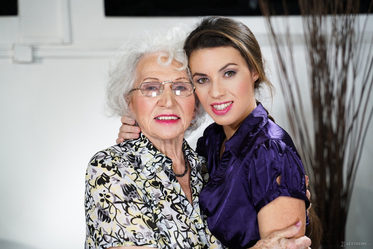 Cadelas novas fudendo com velhos e velhas