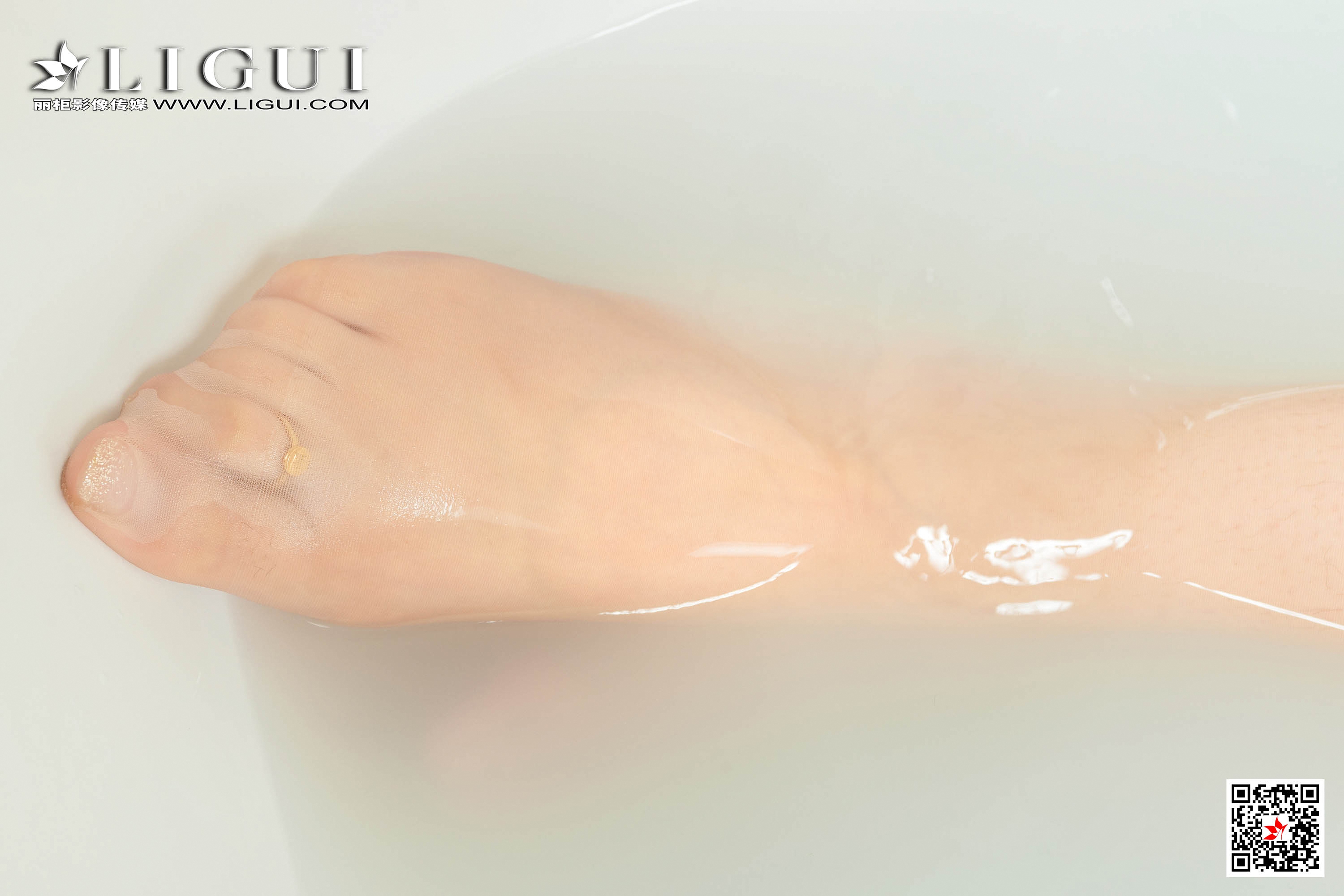 pretty lady dirty feet 128