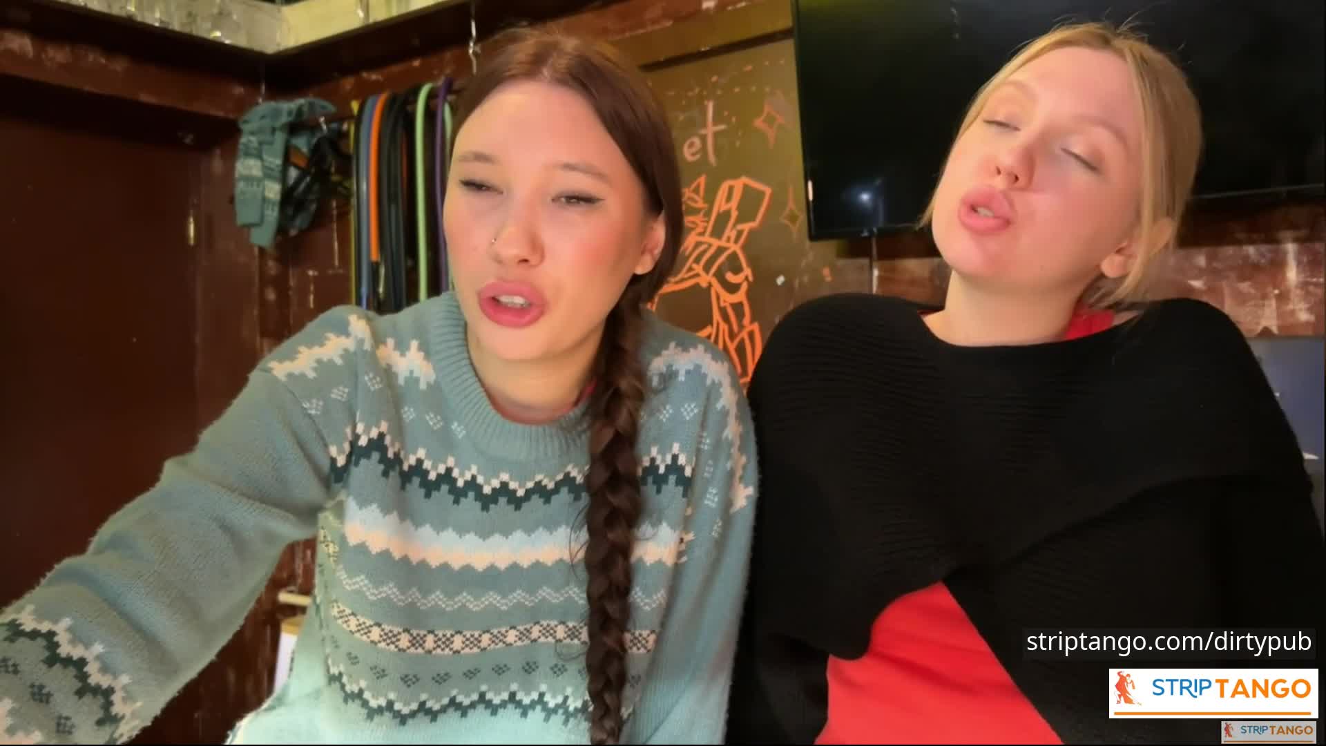 300 Pics of Big Ass, Big Tits & Hairy Pussy Striptango Camgi