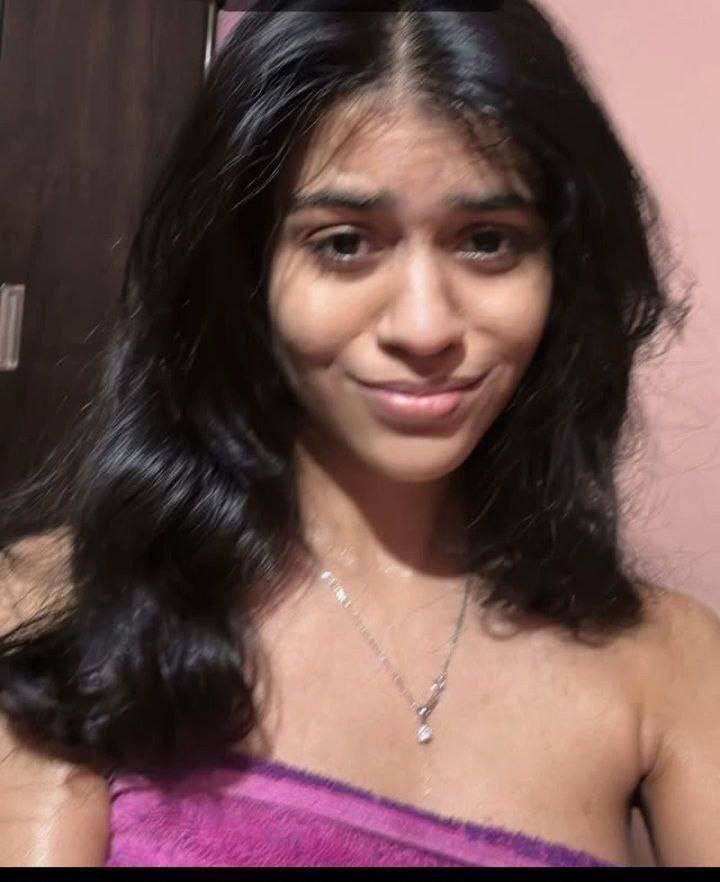 Cute Shy Delhi Girl Hot Pics