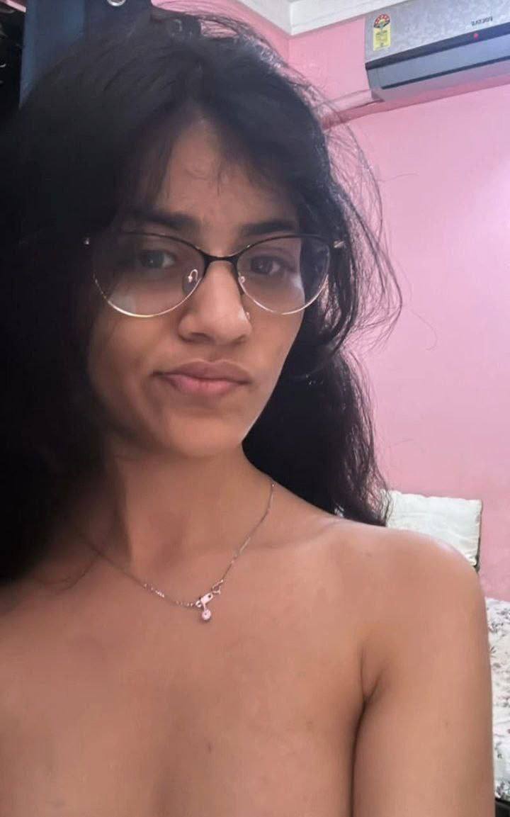 Cute Shy Delhi Girl Hot Pics