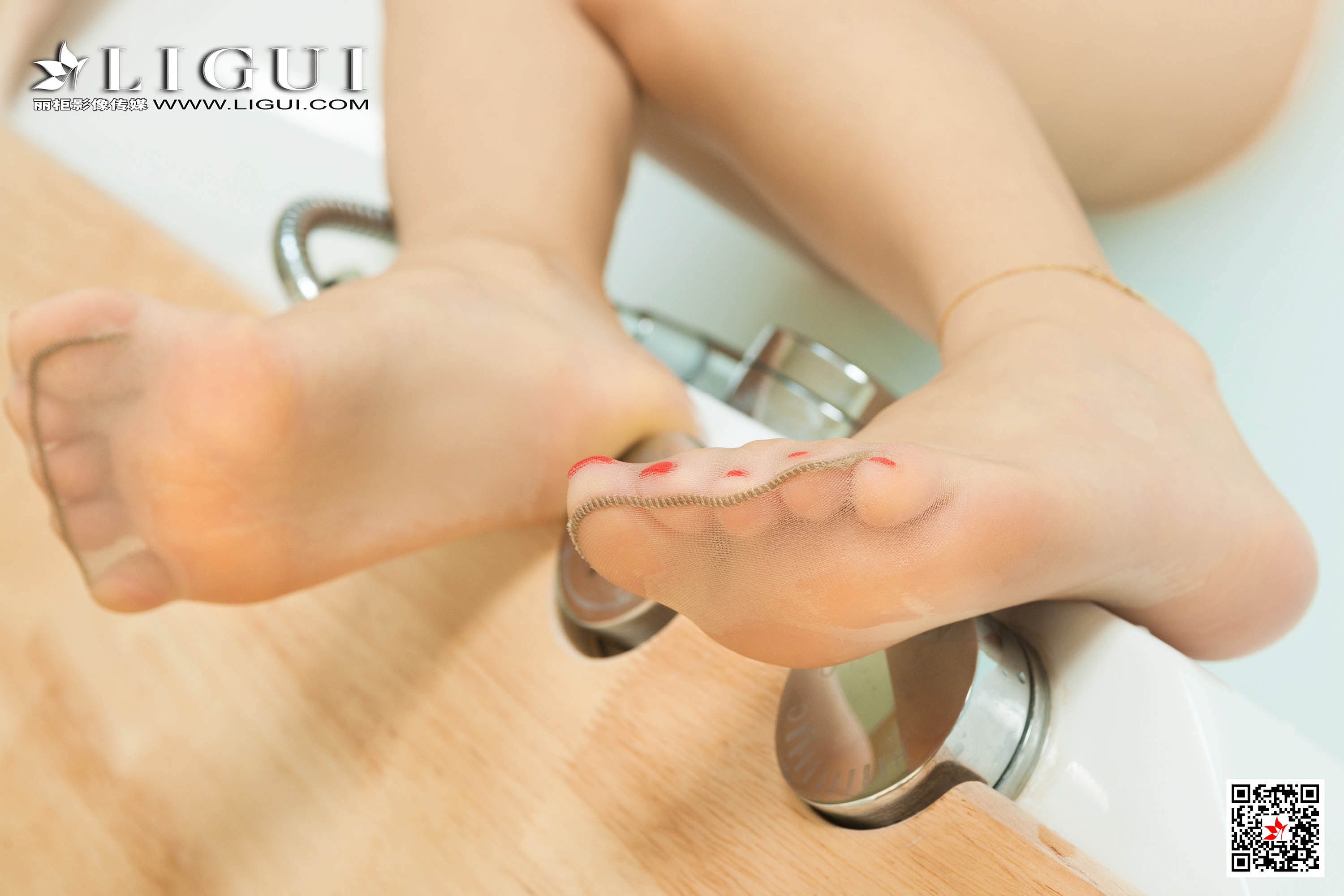 pretty lady dirty feet 143