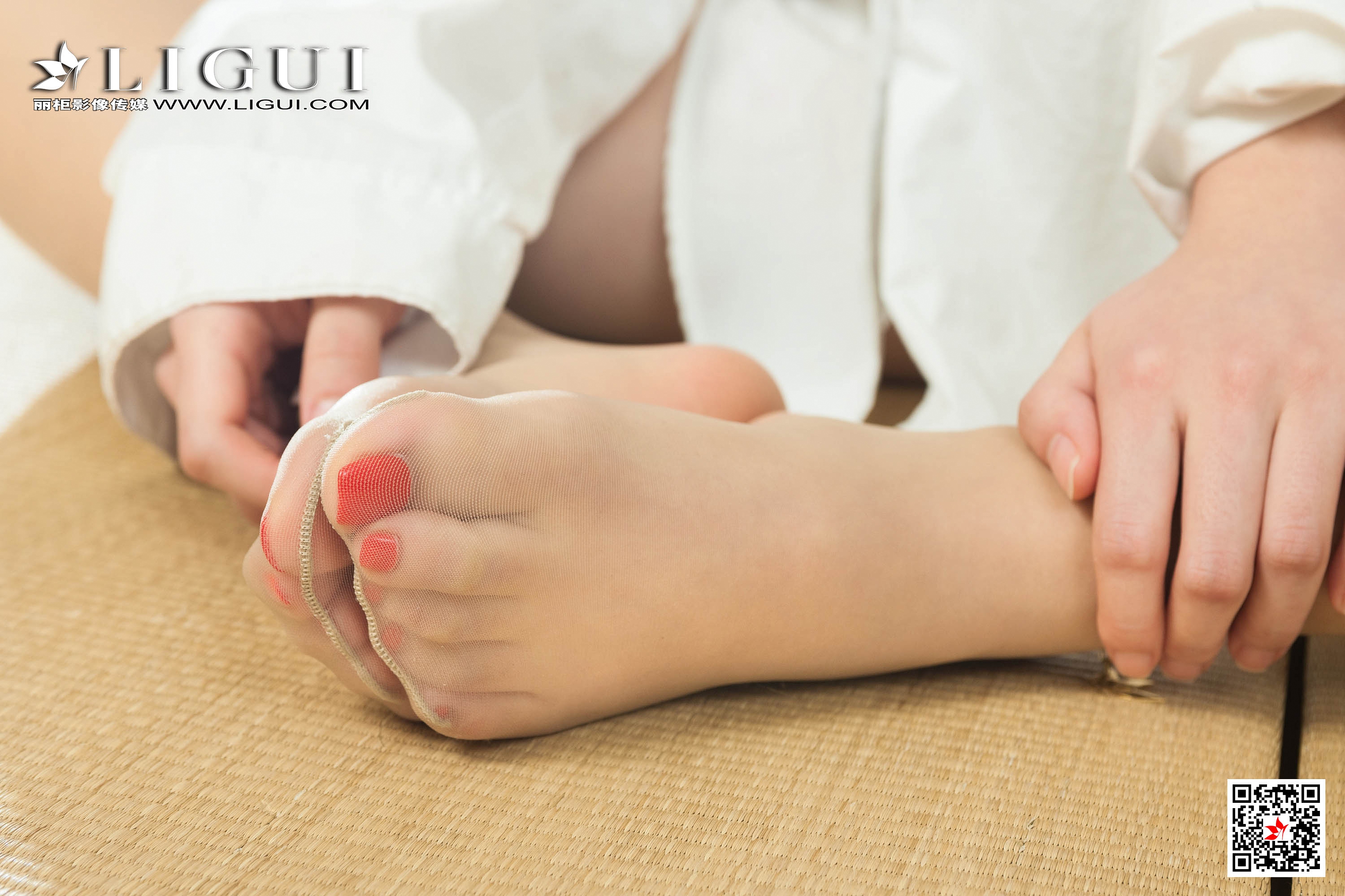 pretty lady dirty feet 143