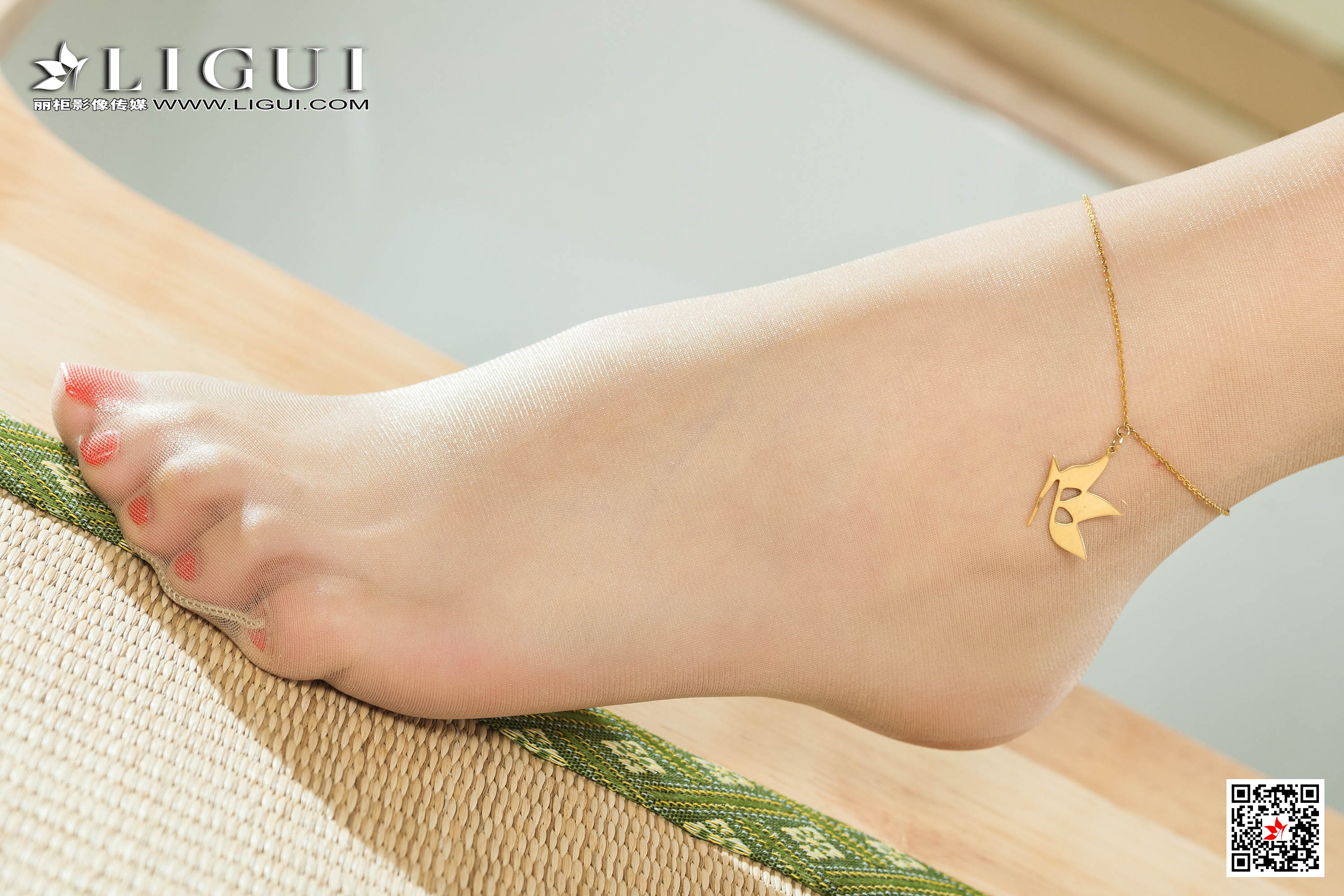 pretty lady dirty feet 143