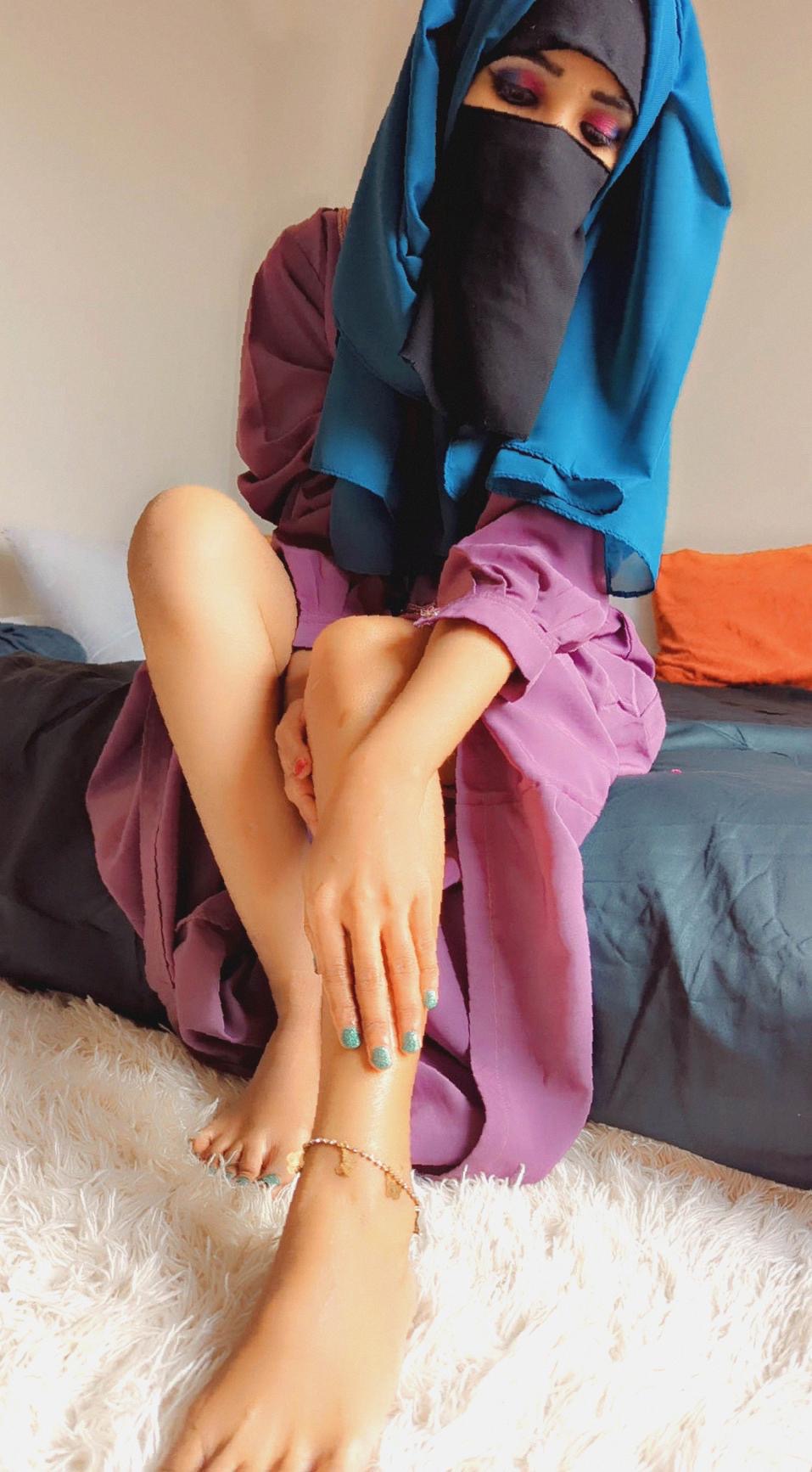 Horny Hijab Woman Panty Pics to Lover