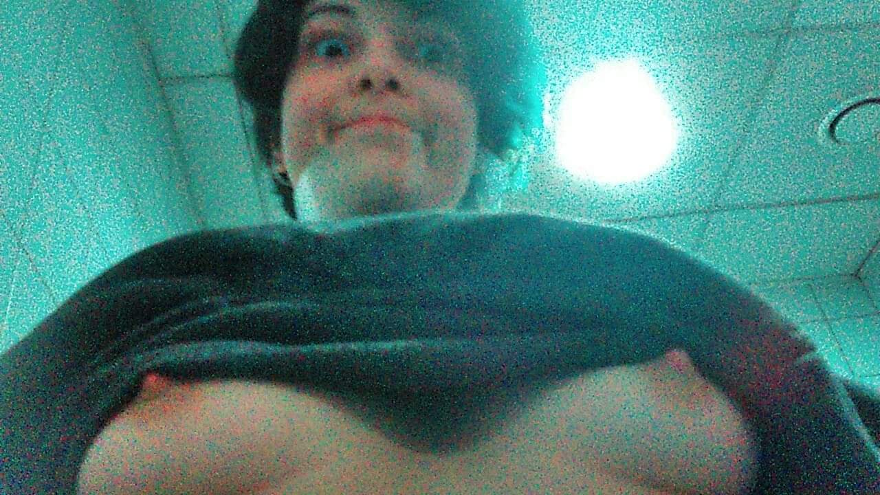 Valentina Chochanova nude bathroom selfies