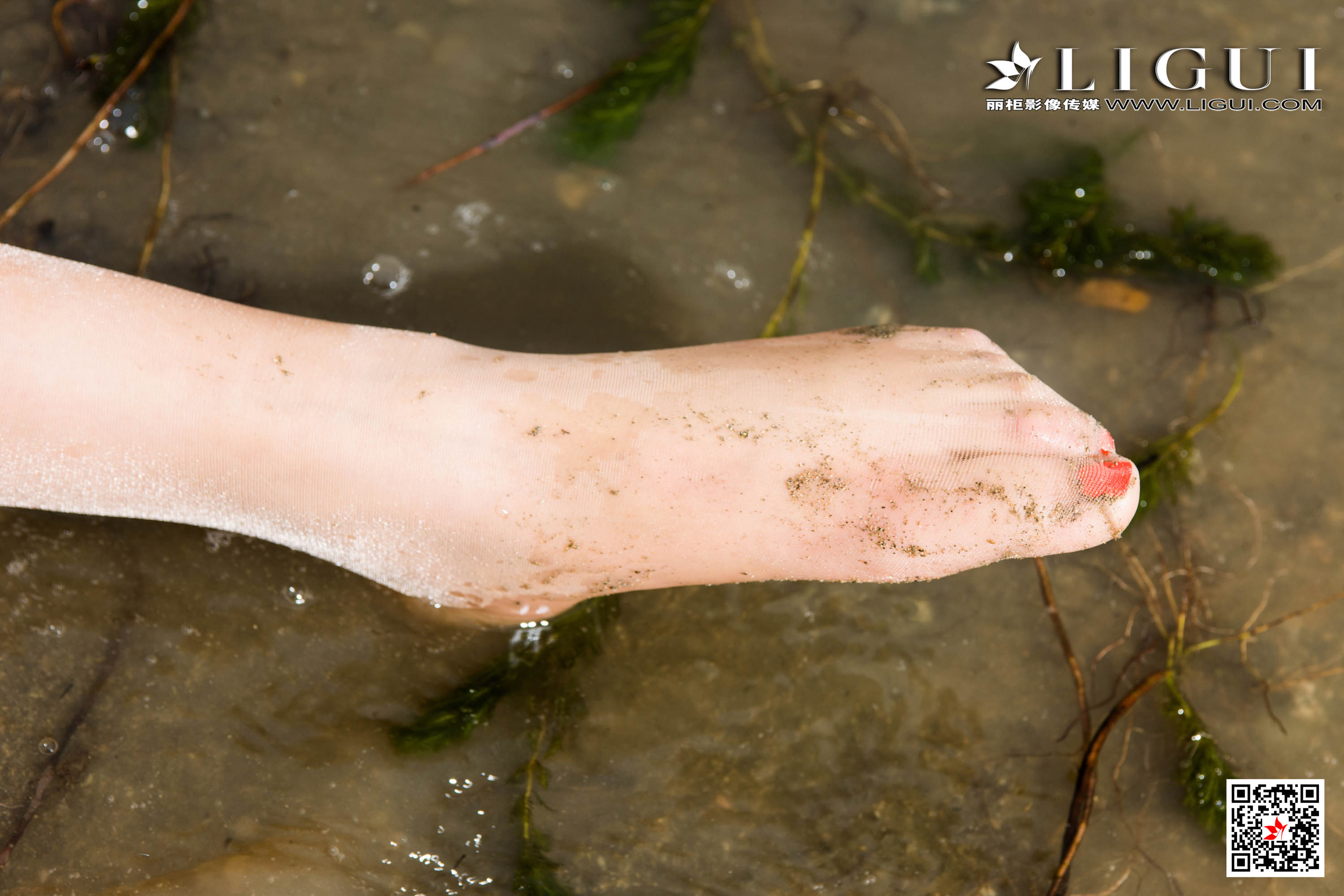 pretty lady dirty feet 156