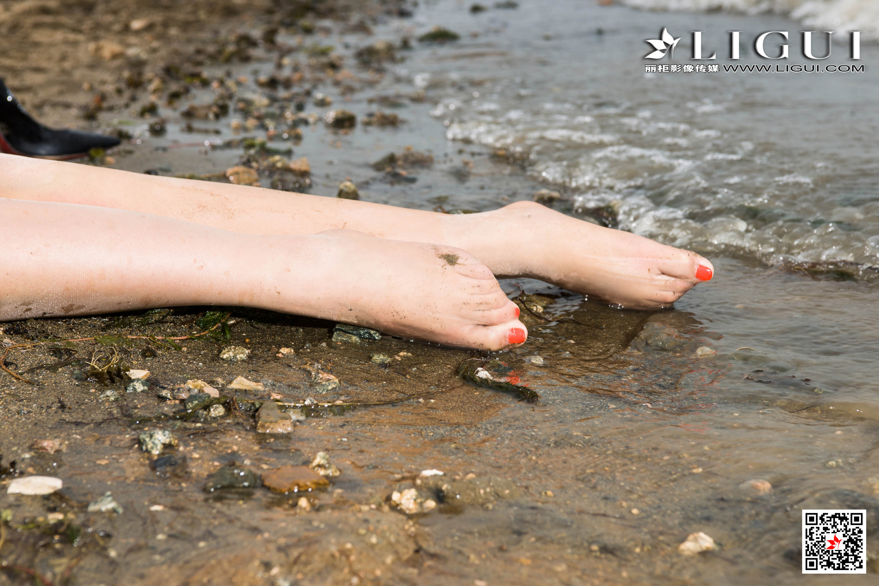 pretty lady dirty feet 156