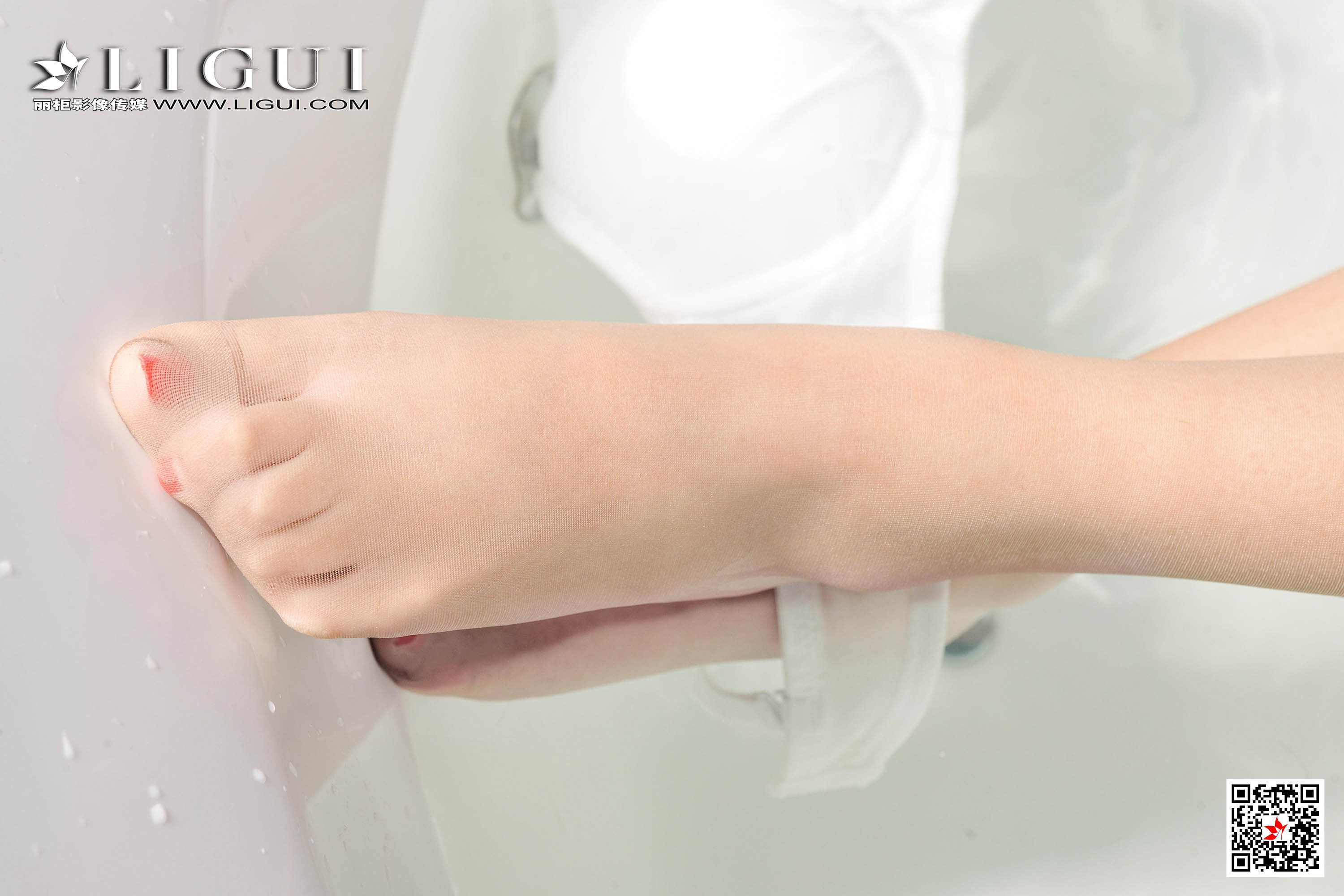 pretty lady dirty feet 158