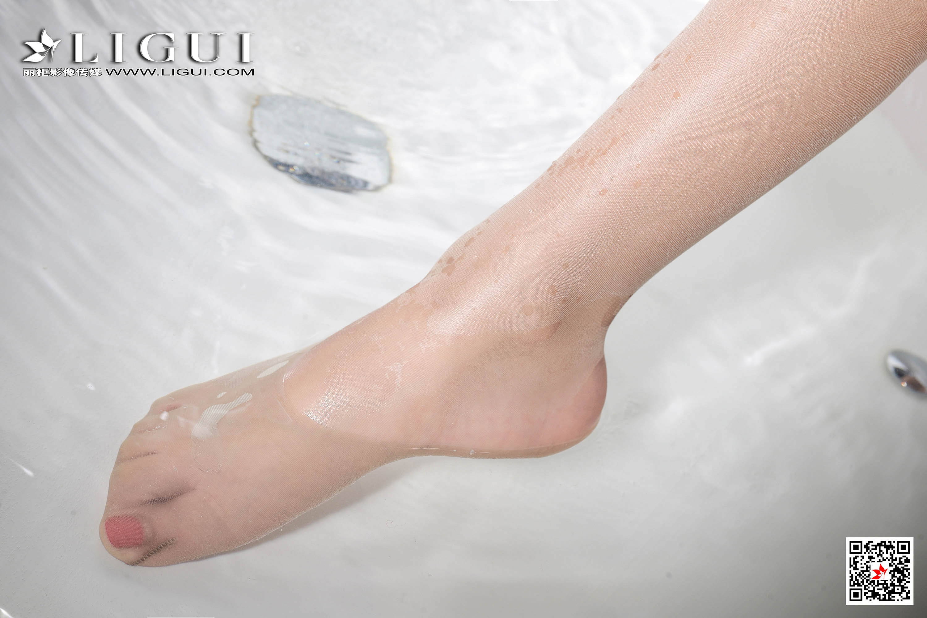 pretty lady dirty feet 158