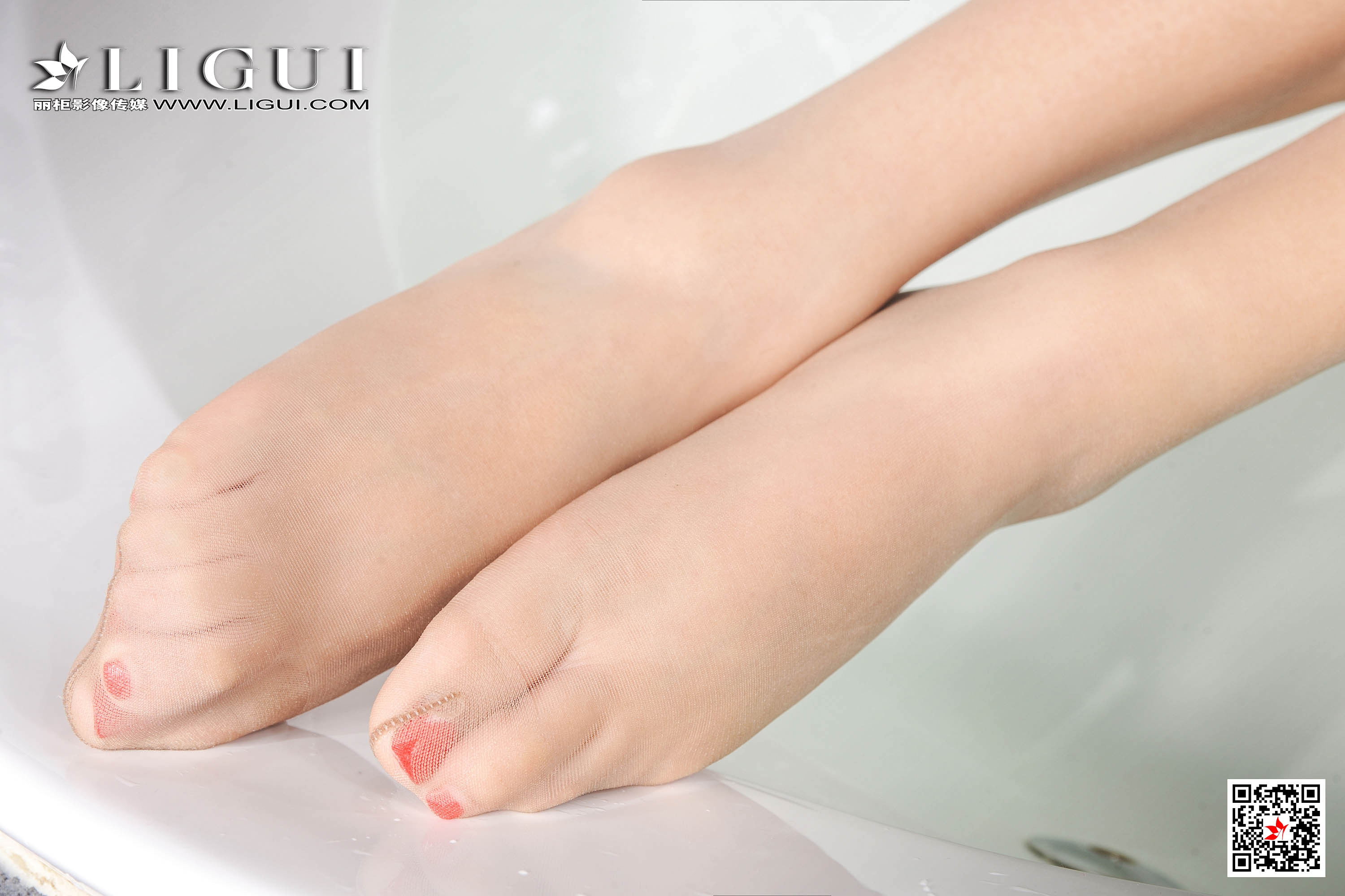 pretty lady dirty feet 158