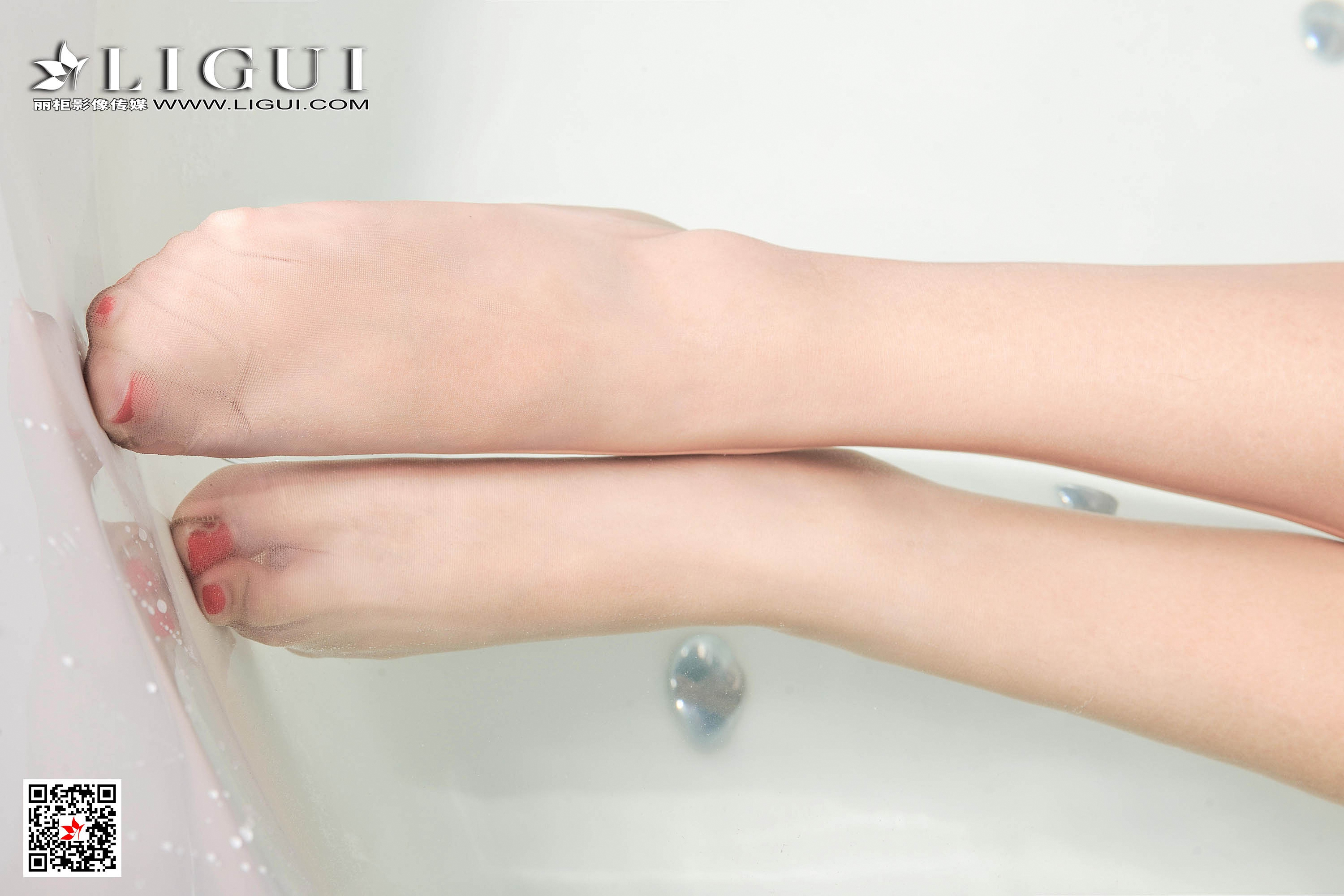 pretty lady dirty feet 158