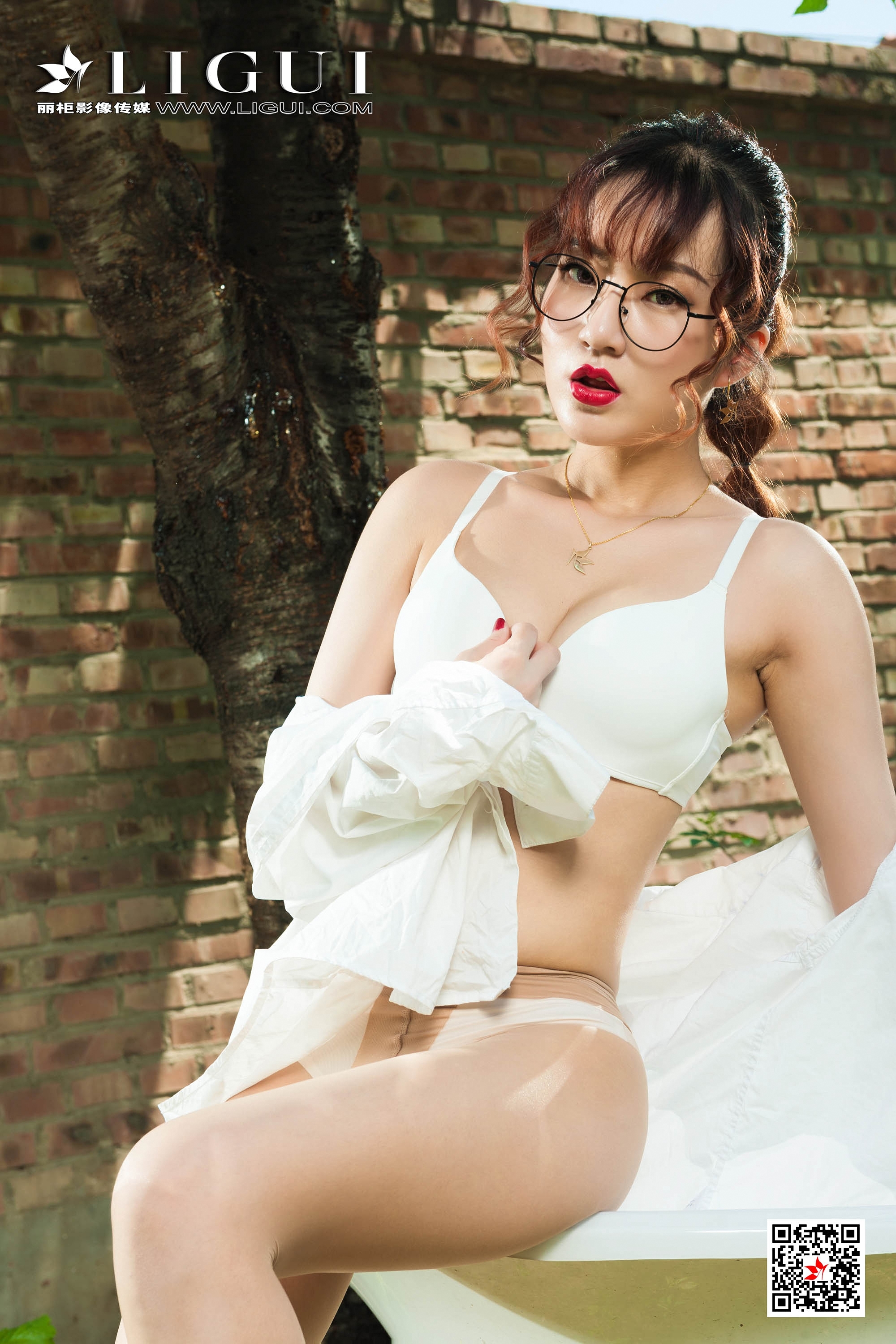 pretty lady dirty feet 163