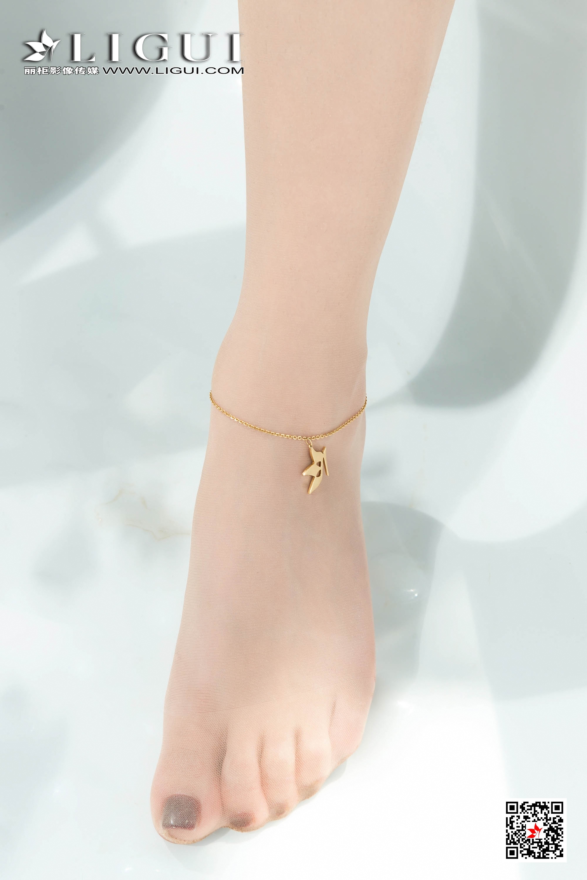 pretty lady dirty feet 163