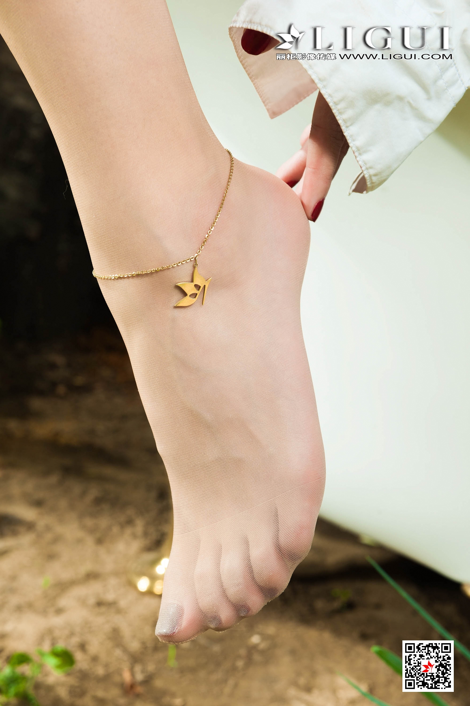 pretty lady dirty feet 163