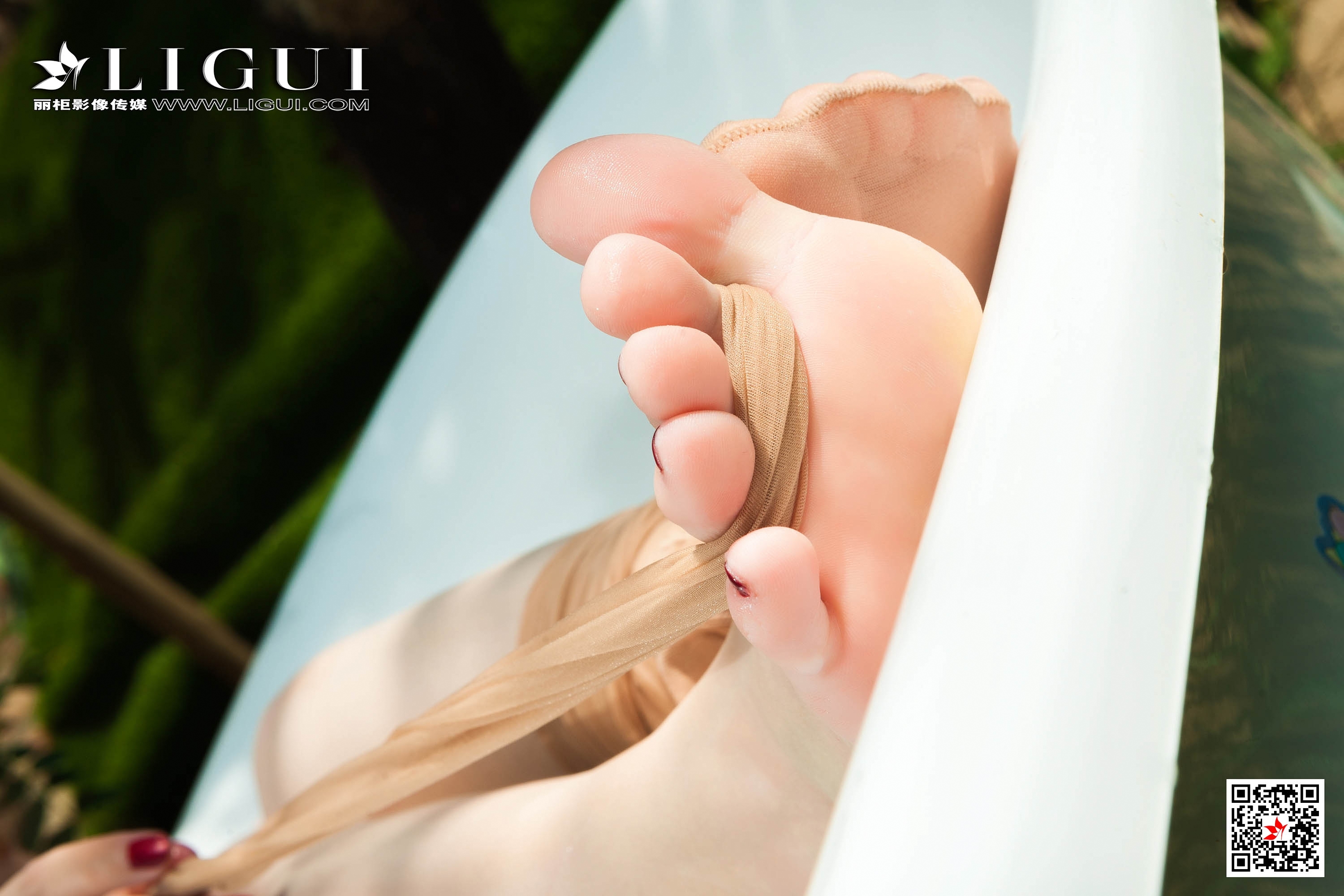 pretty lady dirty feet 163