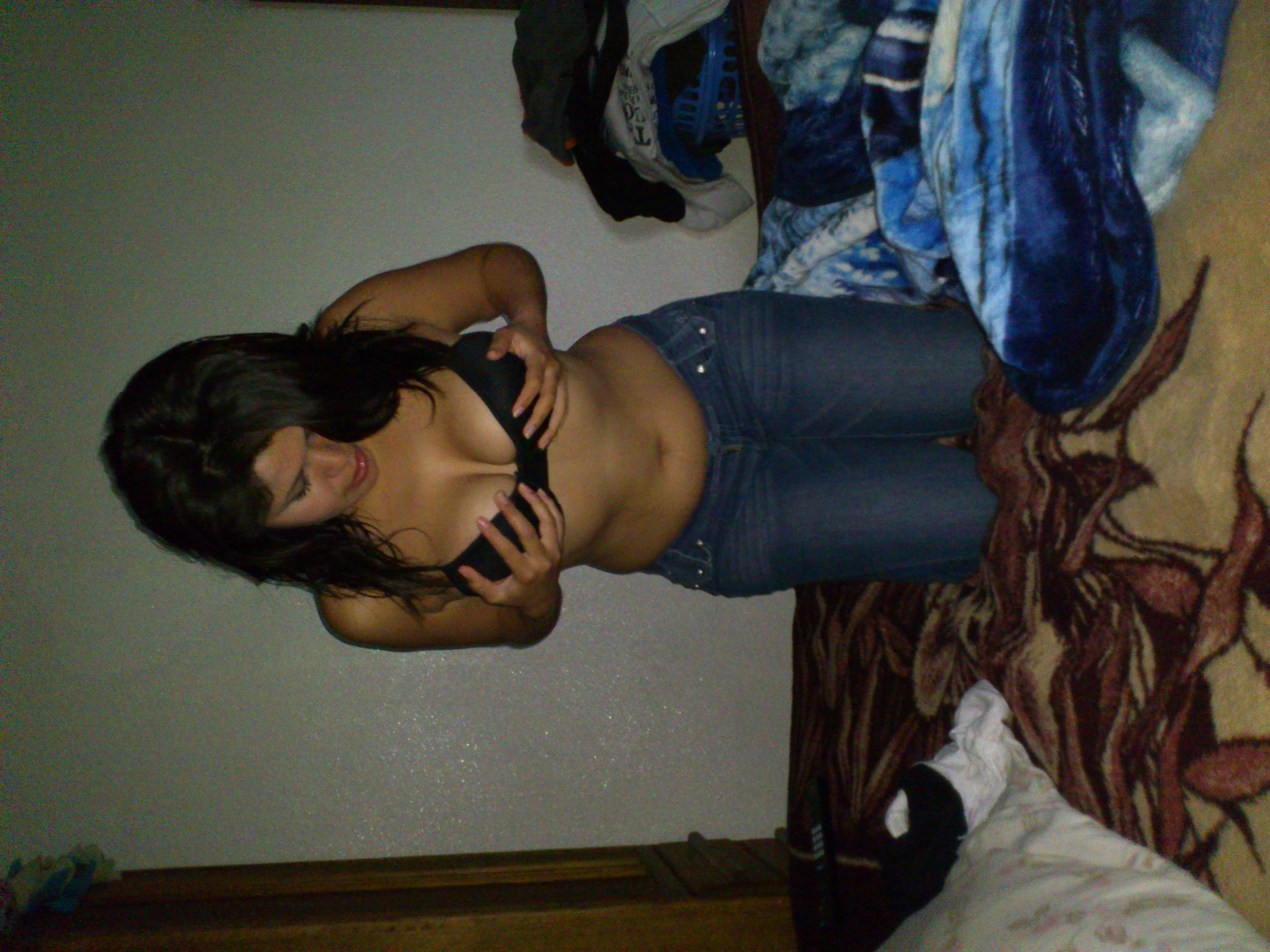 Sosteniendo las tetas