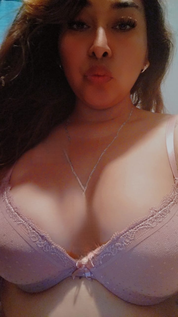 Luciendo las tetitas en bra rosa