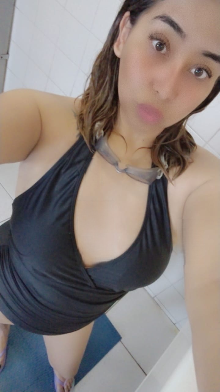 Luciendo el bikini negro desde la UABC mi amiga Liz