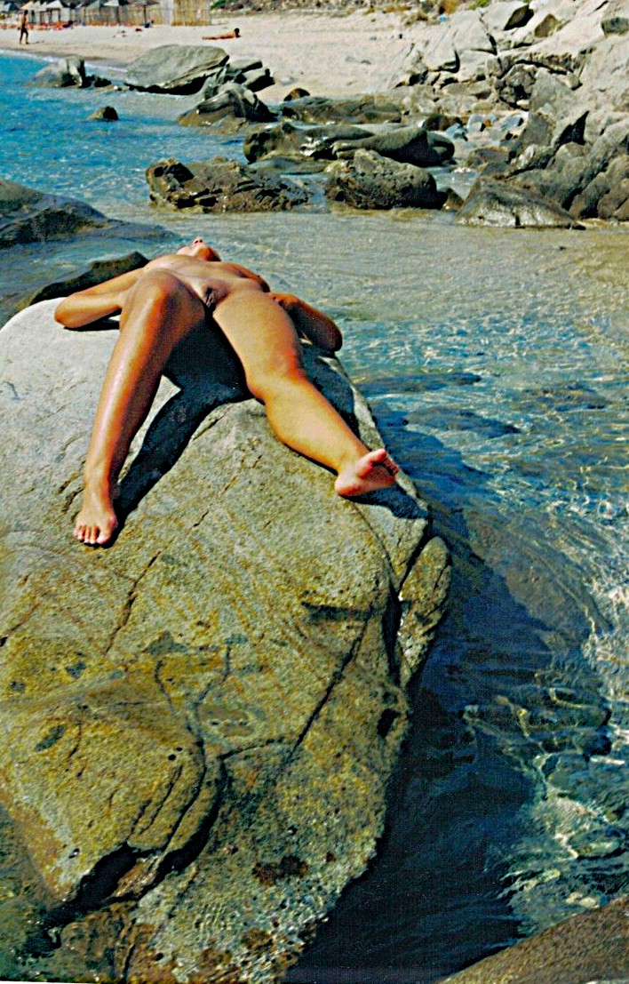 Public amateur cunt exhibition at the beach