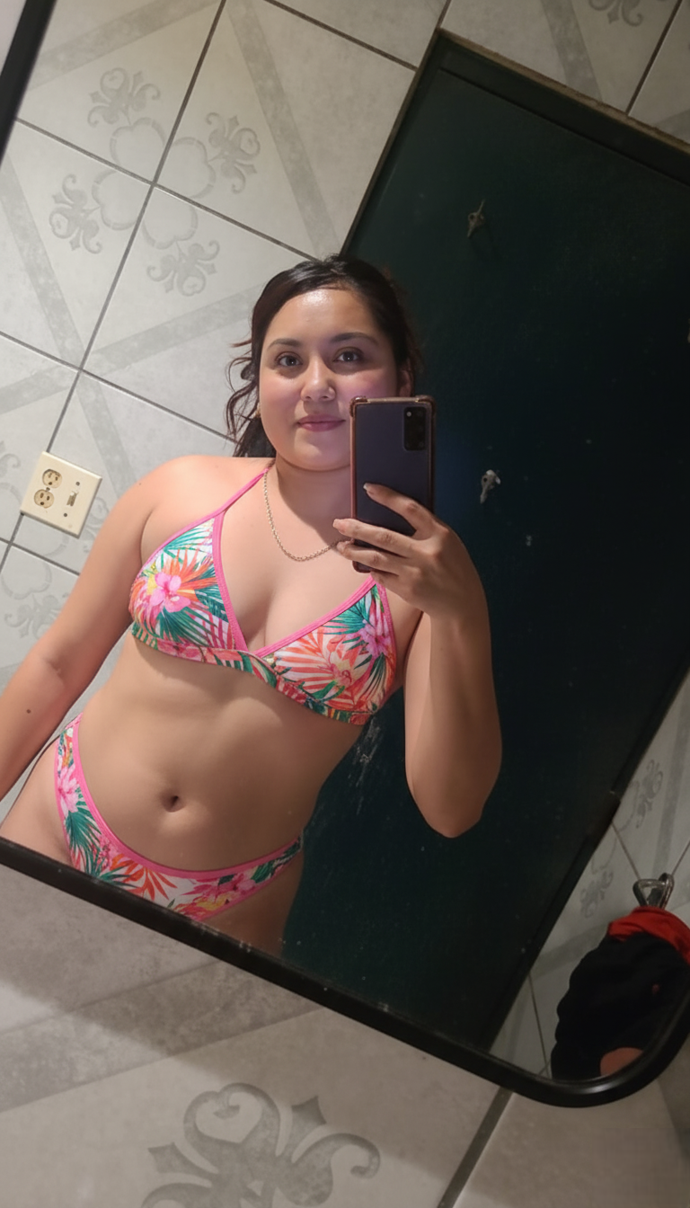 Luciendo Anabel su bikini en casa