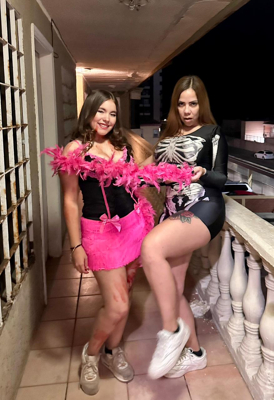 Madre e Hija luciendo sexys en bikini esperando cliente