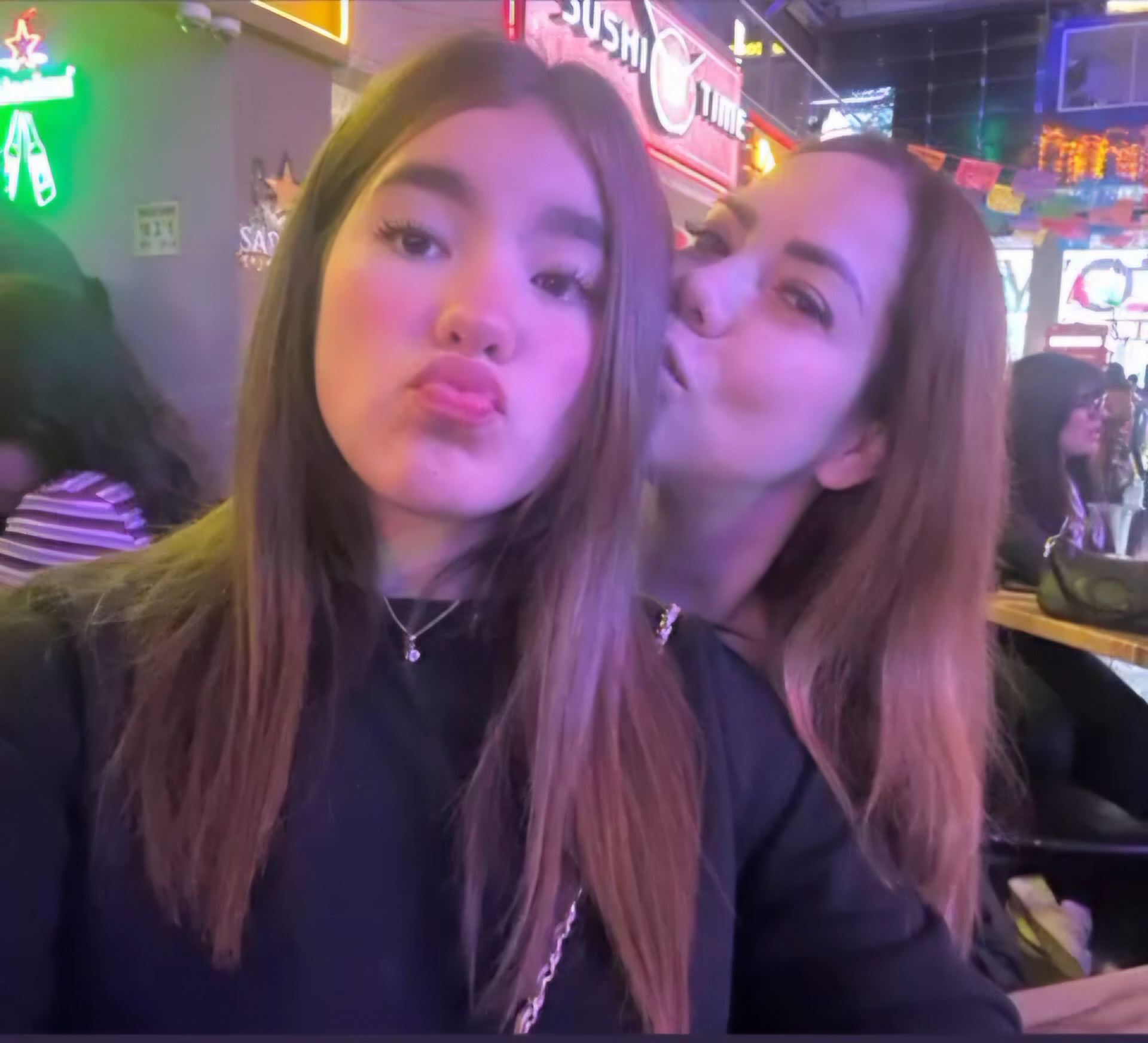 Madre e Hija luciendo sexys en bikini esperando cliente