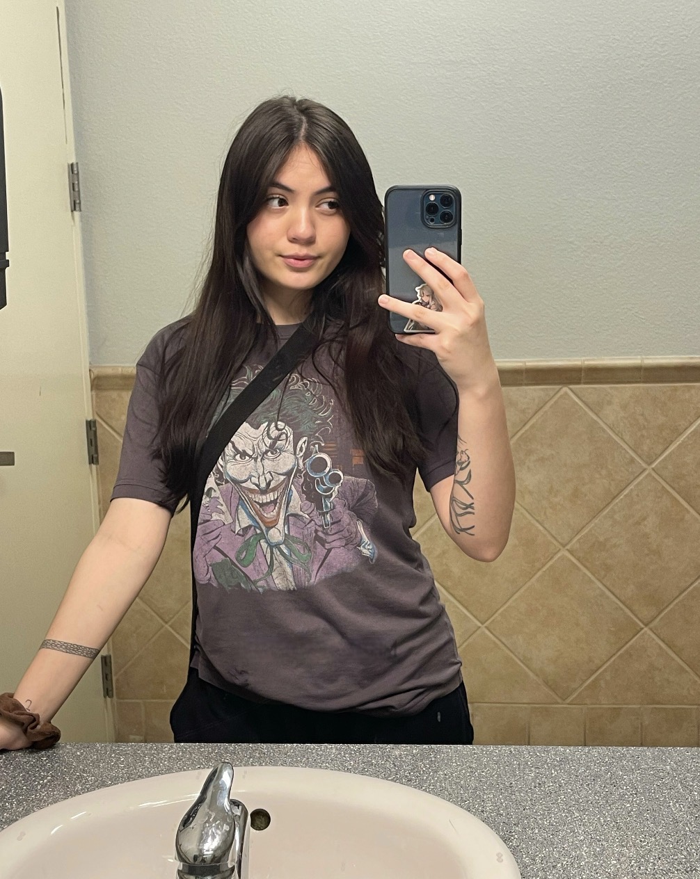 Fuckslut spreading her holes