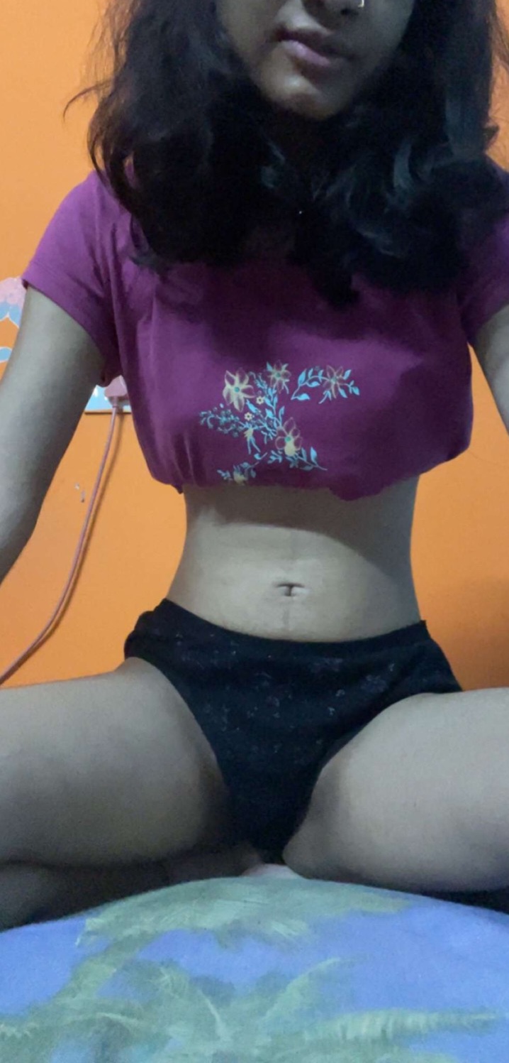 Indian girl showing boobs and pussy nude