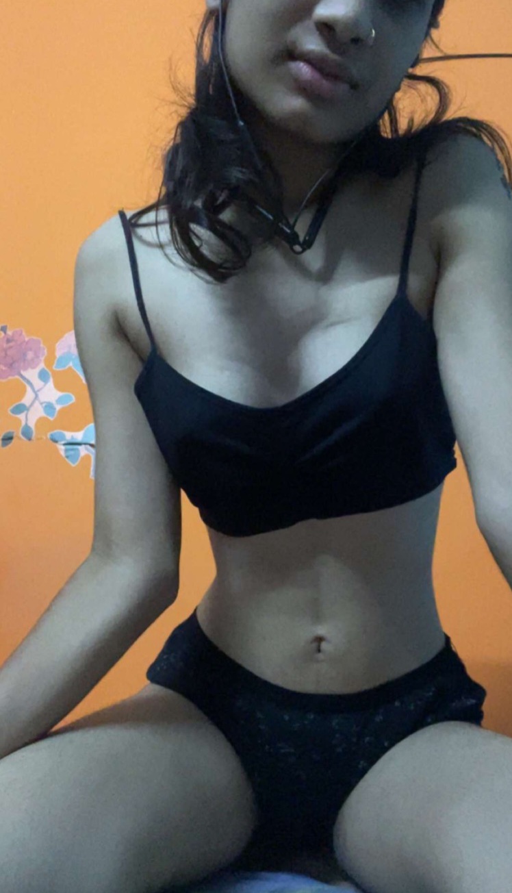 Indian girl showing boobs and pussy nude