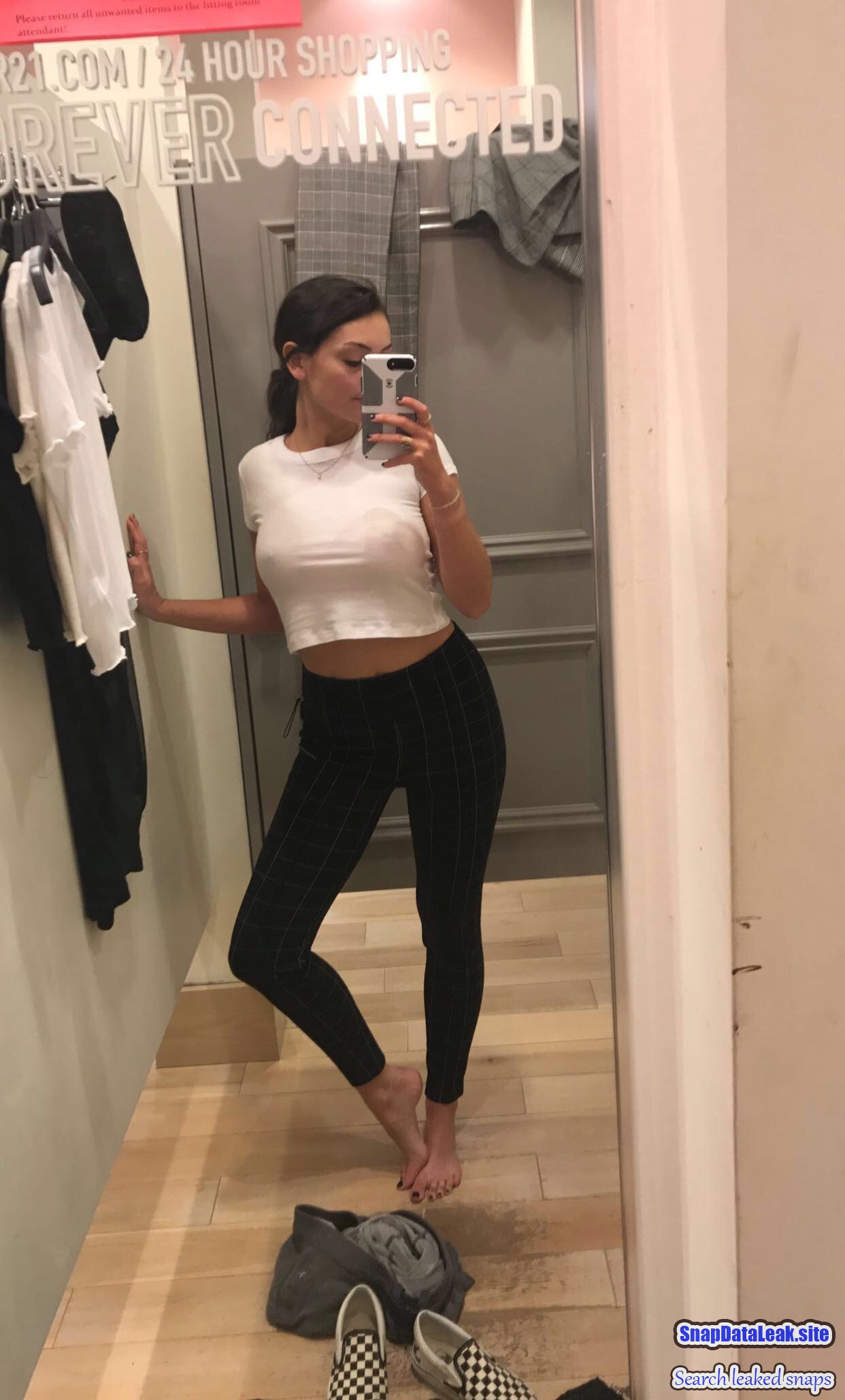 Smoking teen gym slut gets Snap Leak