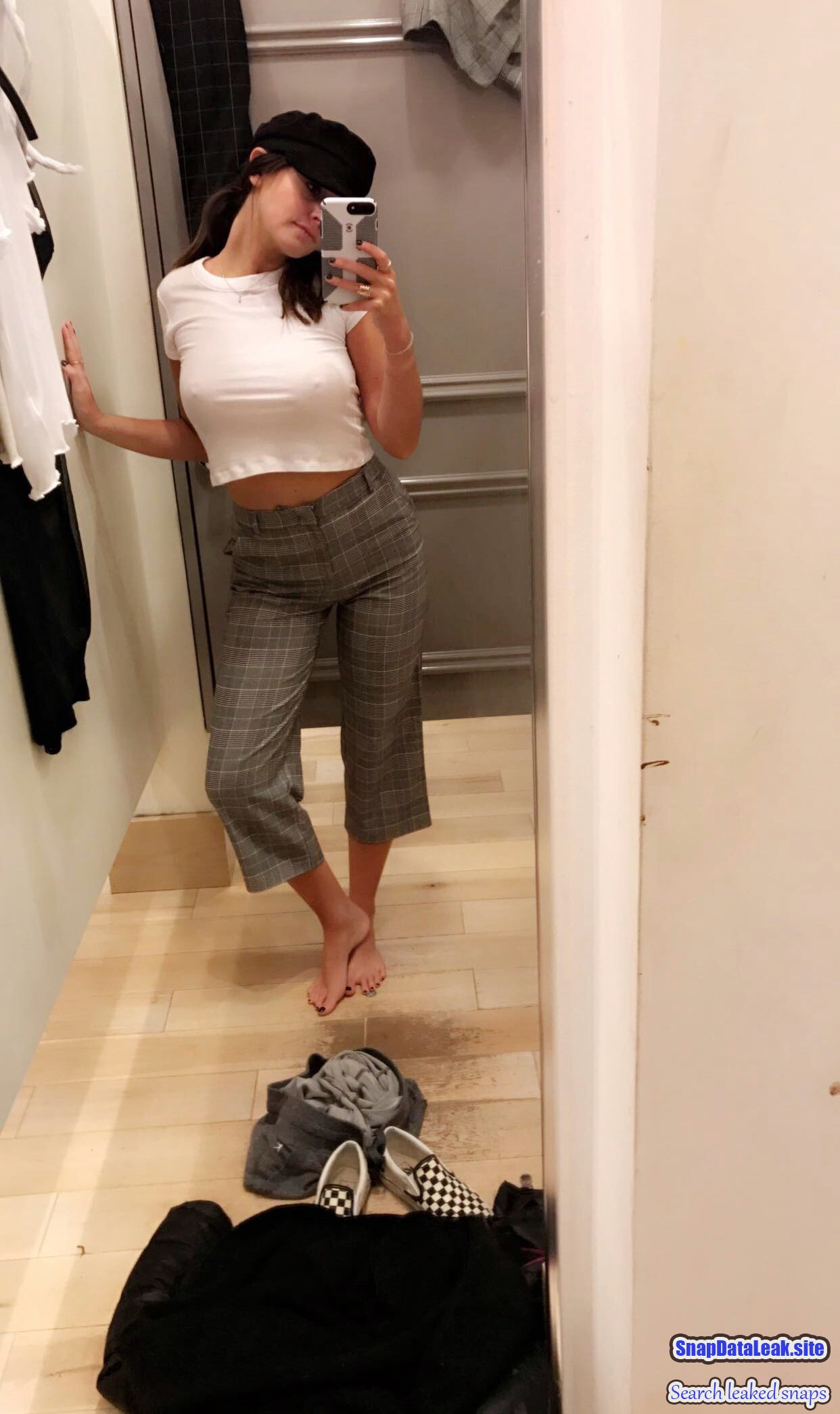 Smoking teen gym slut gets Snap Leak